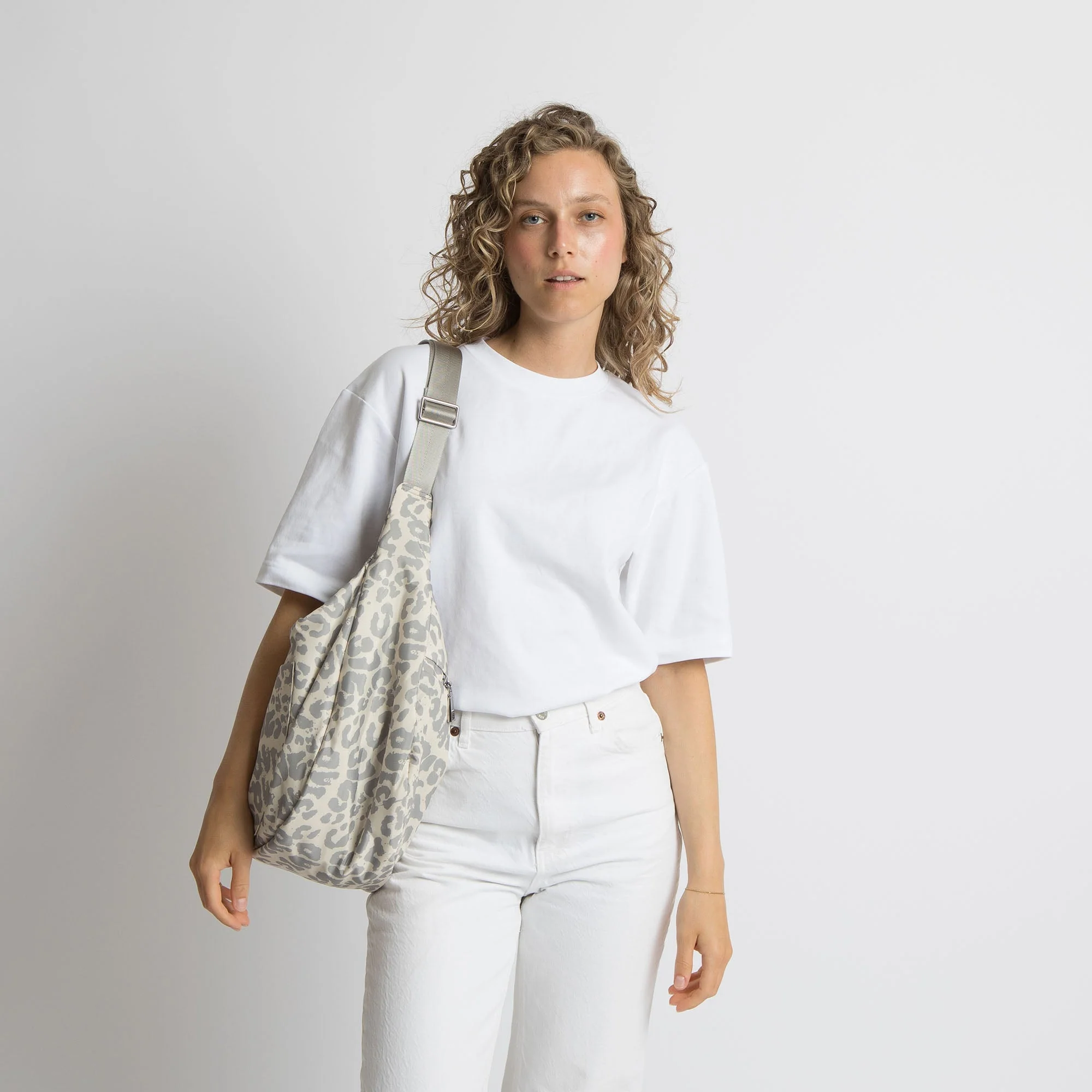 Padded Hip Bag oversized - leo splashes grey/sand - Image 13