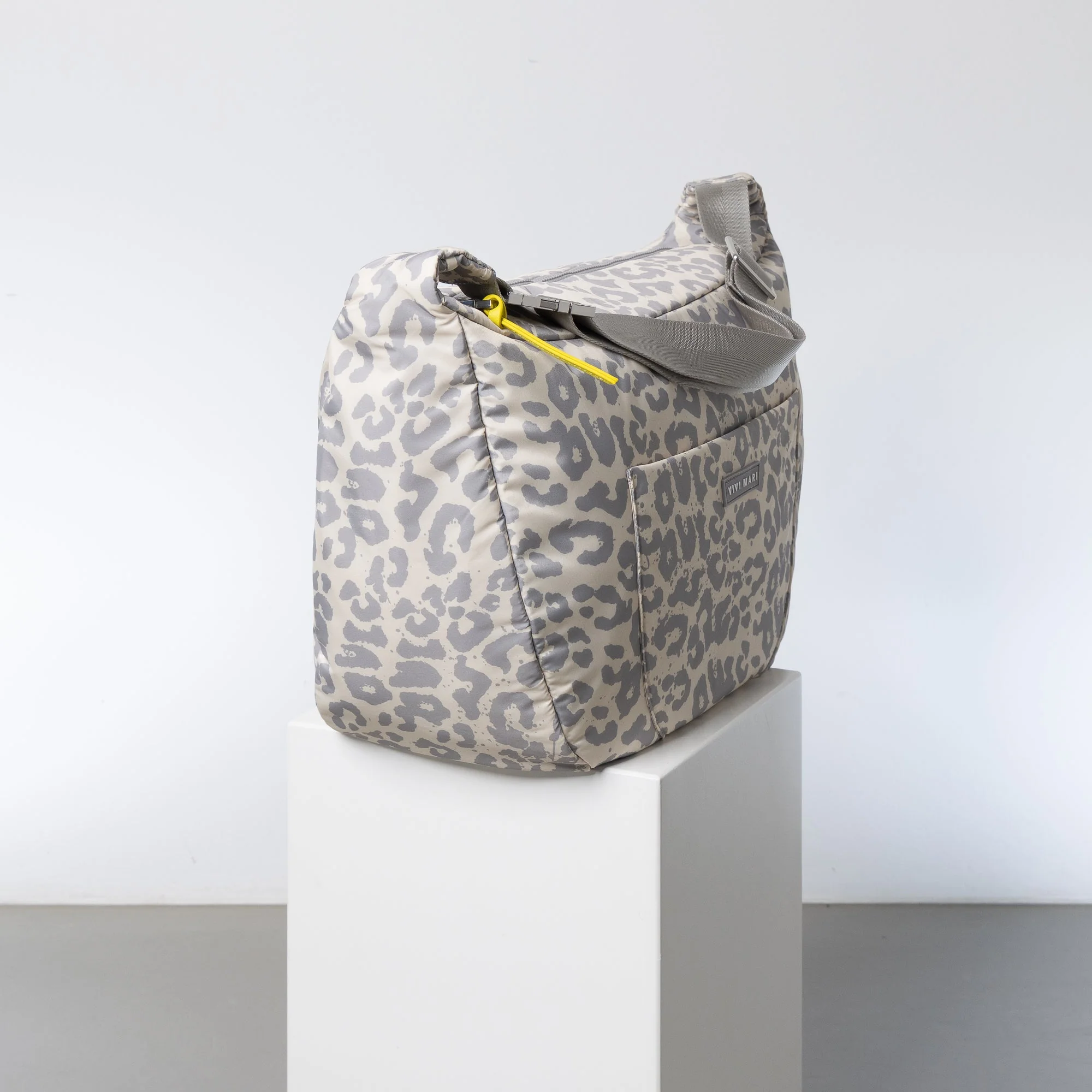 Padded Hip Bag oversized - leo splashes grey/sand - Image 3