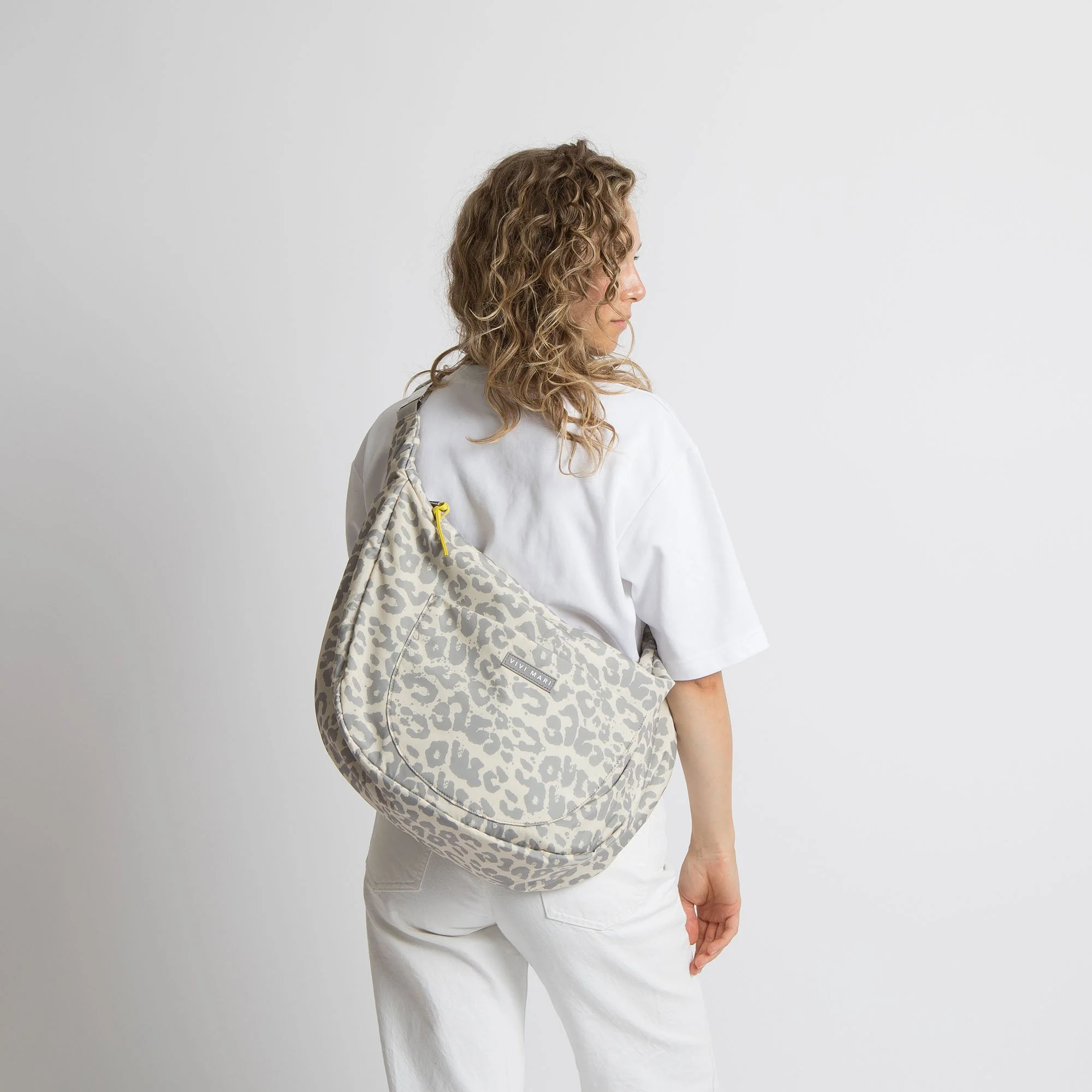 Padded Hip Bag oversized - leo splashes grey/sand - Image 4