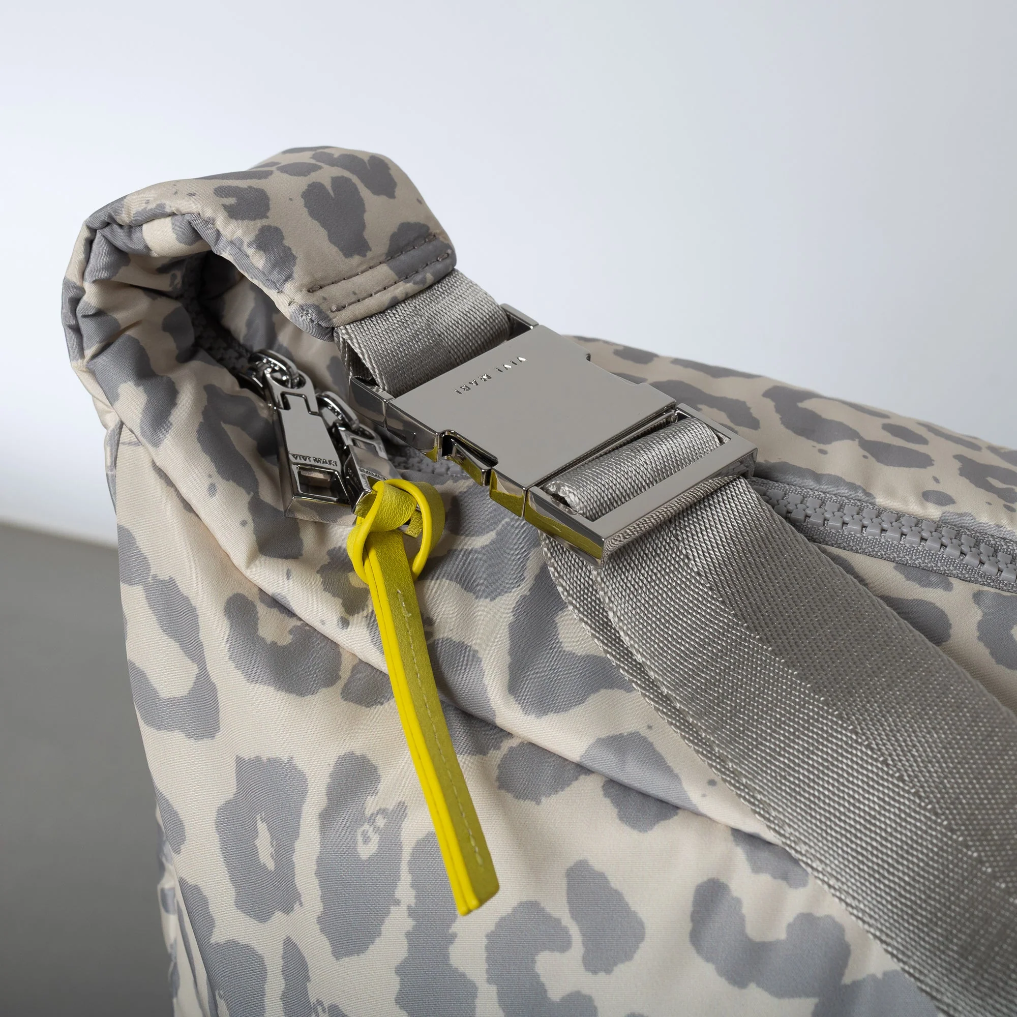 Padded Hip Bag oversized - leo splashes grey/sand - Image 5