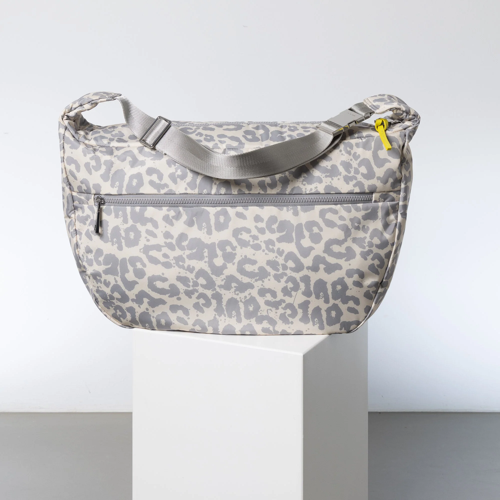 Padded Hip Bag oversized - leo splashes grey/sand - Image 6