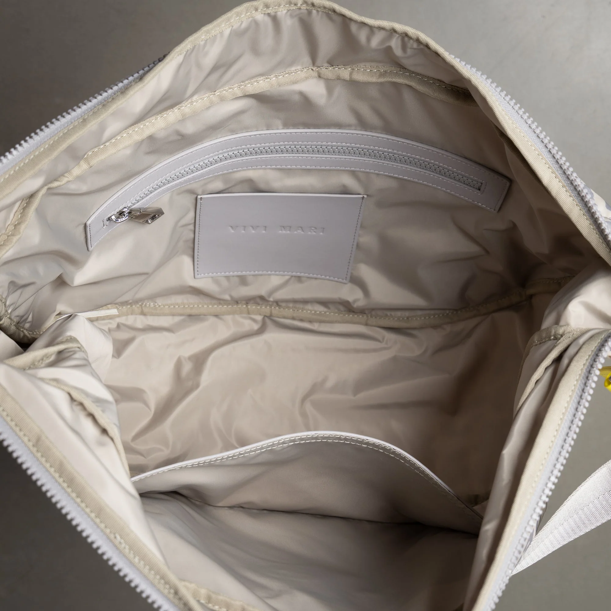 Padded Hip Bag oversized - leo splashes grey/sand - Image 7