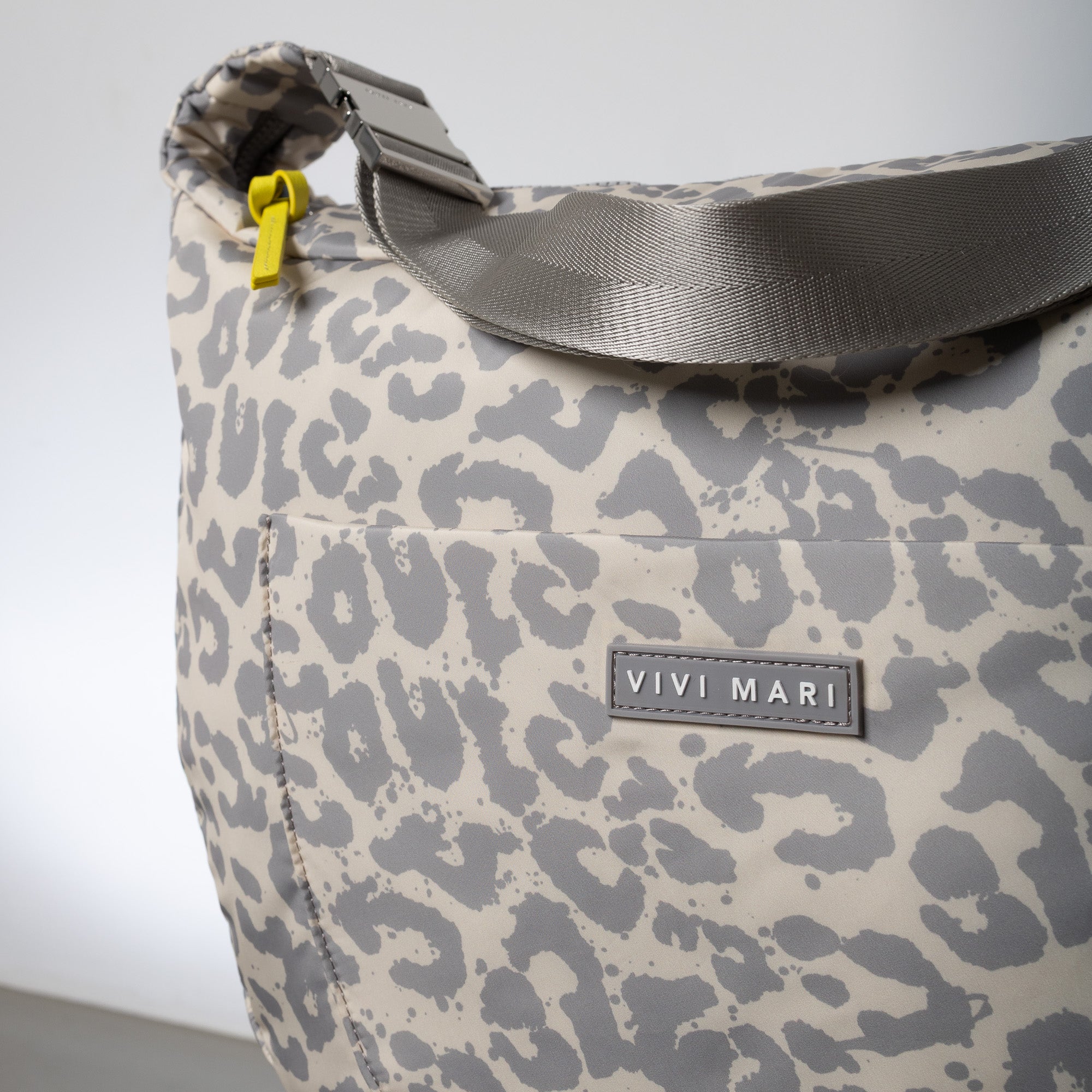 Padded Hip Bag oversized - leo splashes grey/sand - Image 9