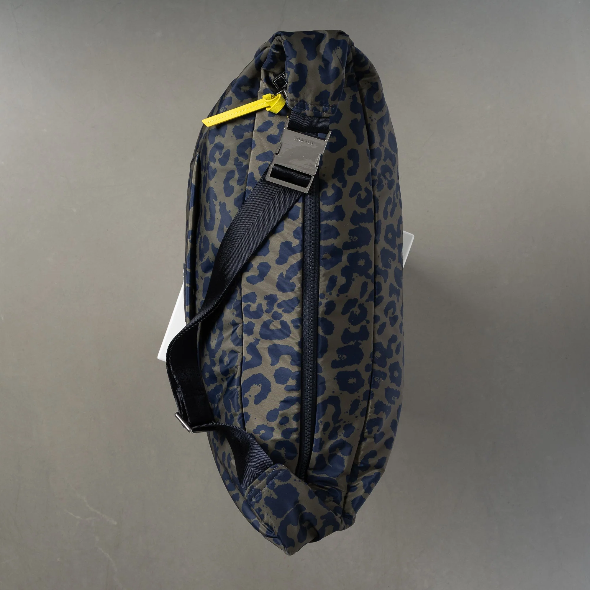 Padded Hip Bag oversized - leo splashes navy/olive - Image 10