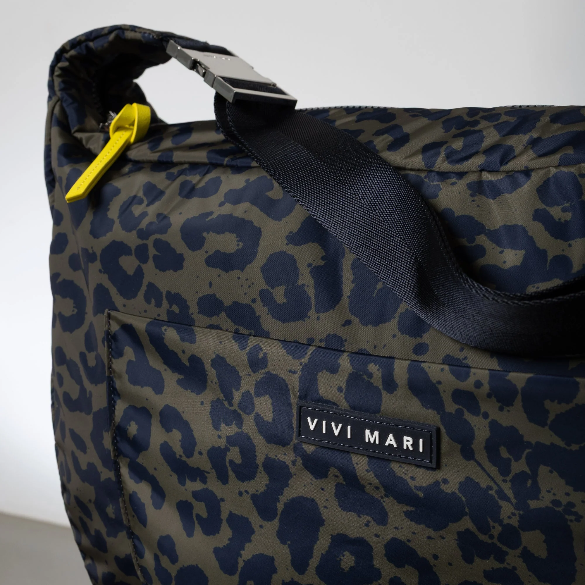 Padded Hip Bag oversized - leo splashes navy/olive - Image 11