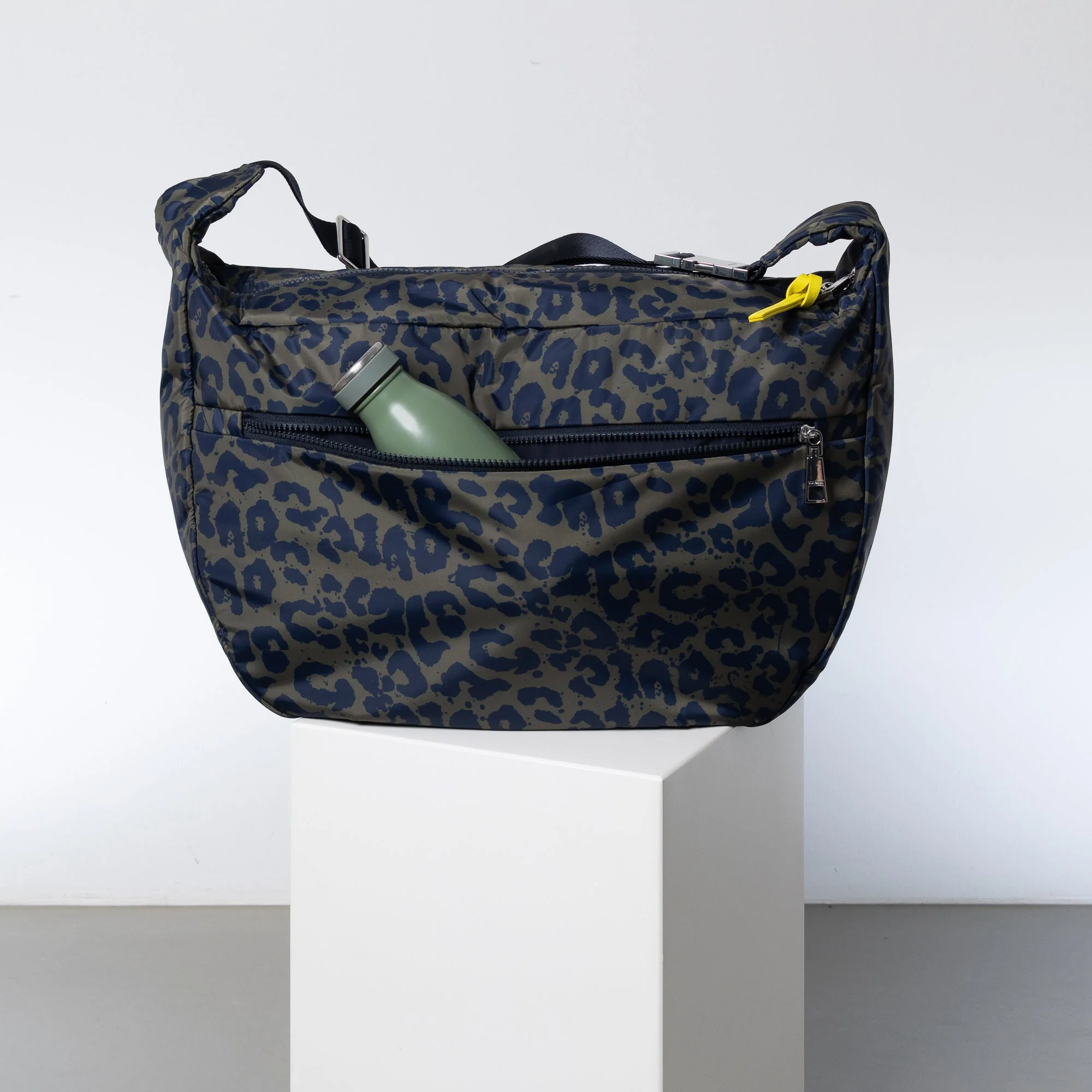 Padded Hip Bag oversized - leo splashes navy/olive - Image 13
