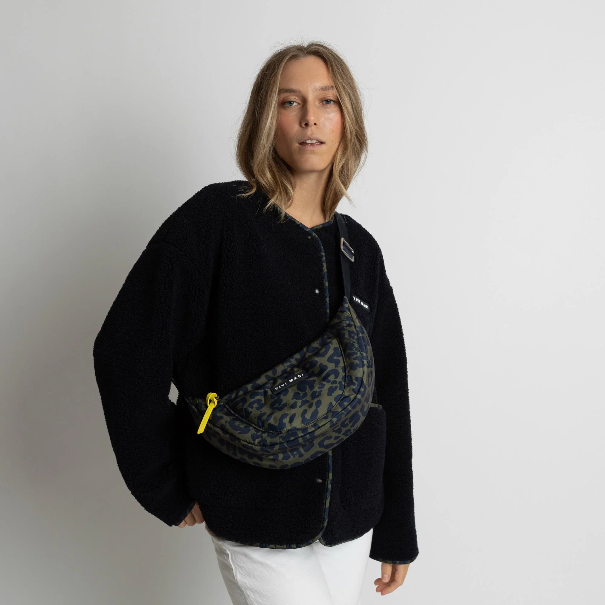 Padded Hip Bag oversized - leo splashes navy/olive - Image 15