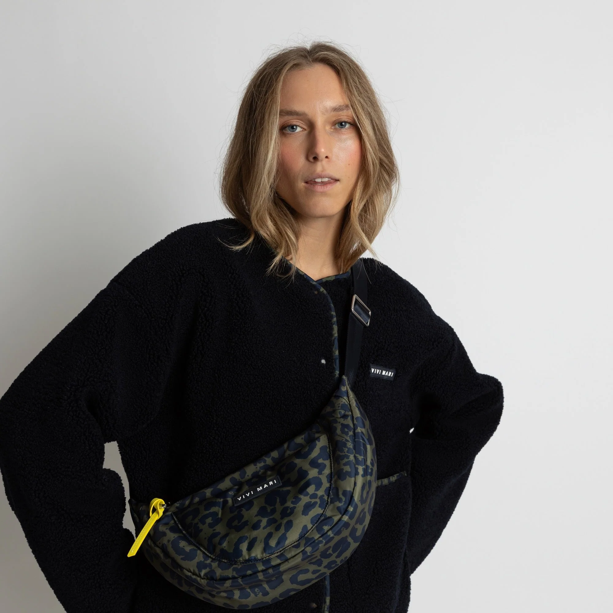Padded Hip Bag oversized - leo splashes navy/olive - Image 17