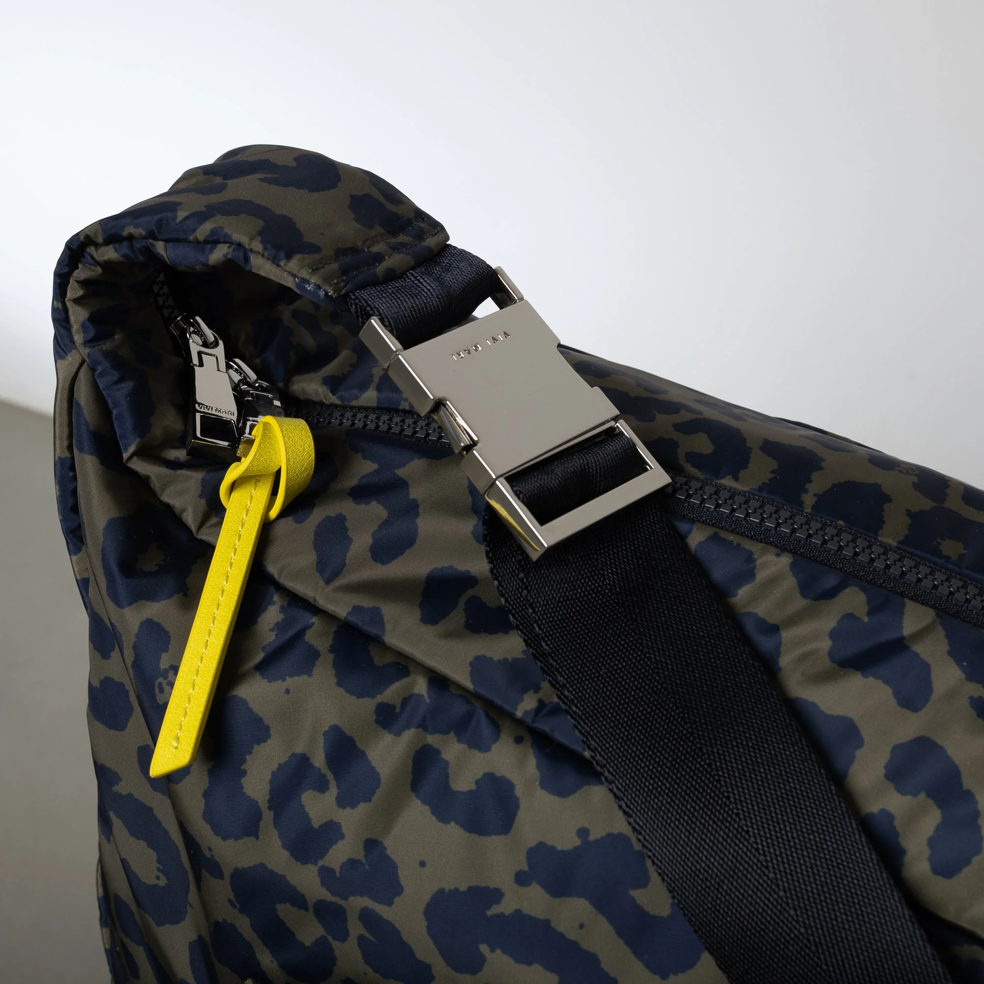 Padded Hip Bag oversized - leo splashes navy/olive - Image 4