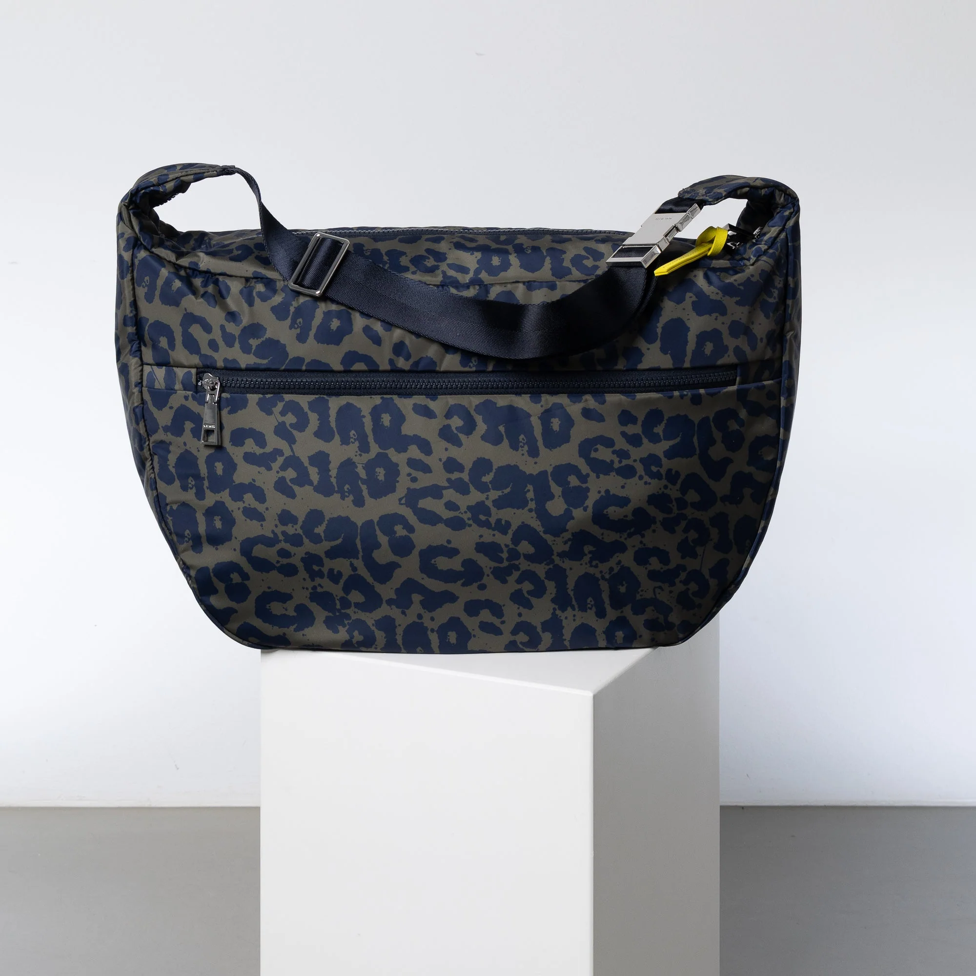 Padded Hip Bag oversized - leo splashes navy/olive - Image 6