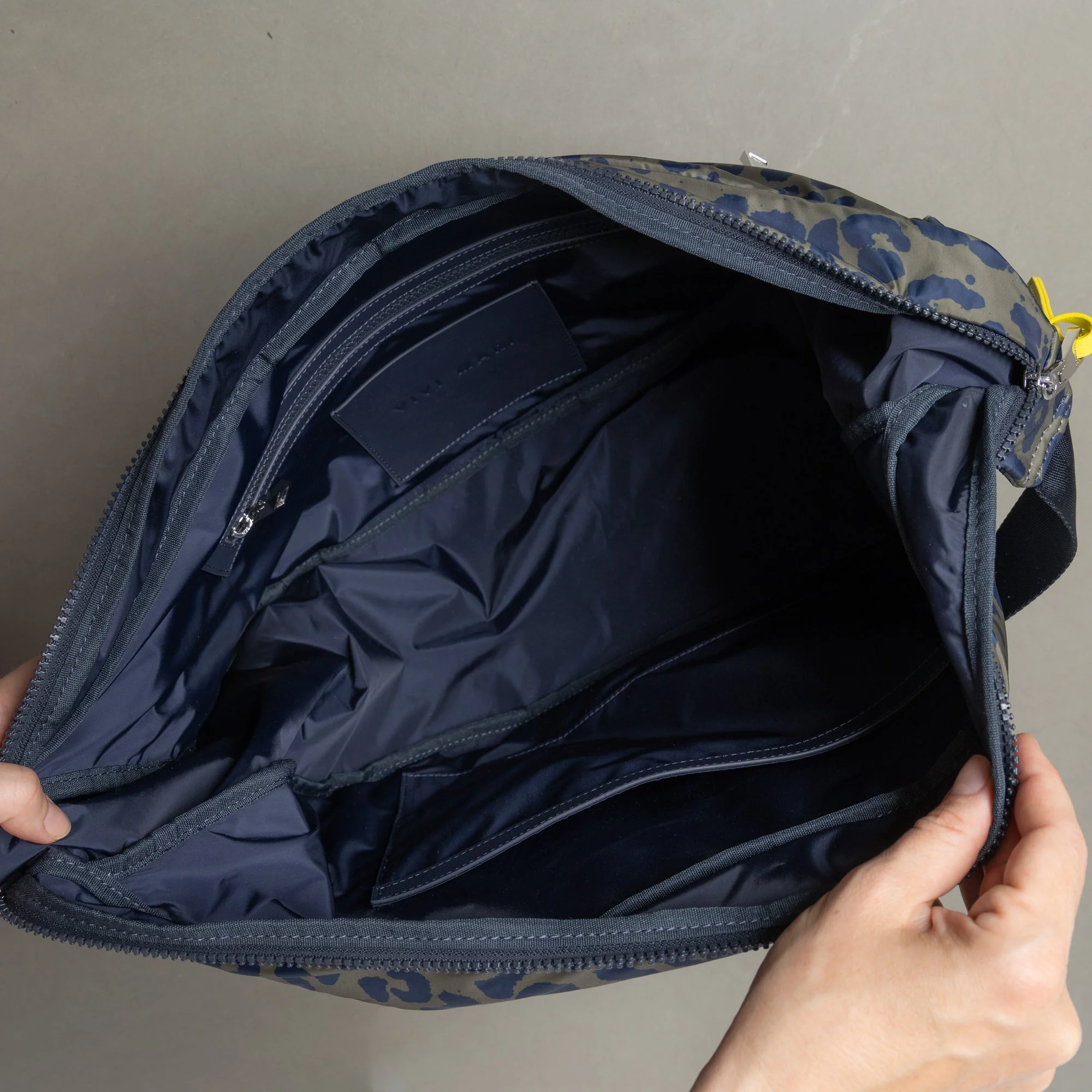 Padded Hip Bag oversized - leo splashes navy/olive - Image 7