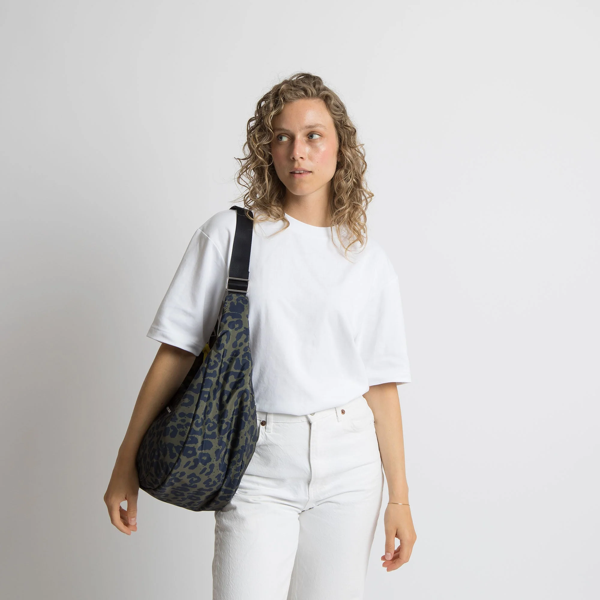 Padded Hip Bag oversized - leo splashes navy/olive - Image 8