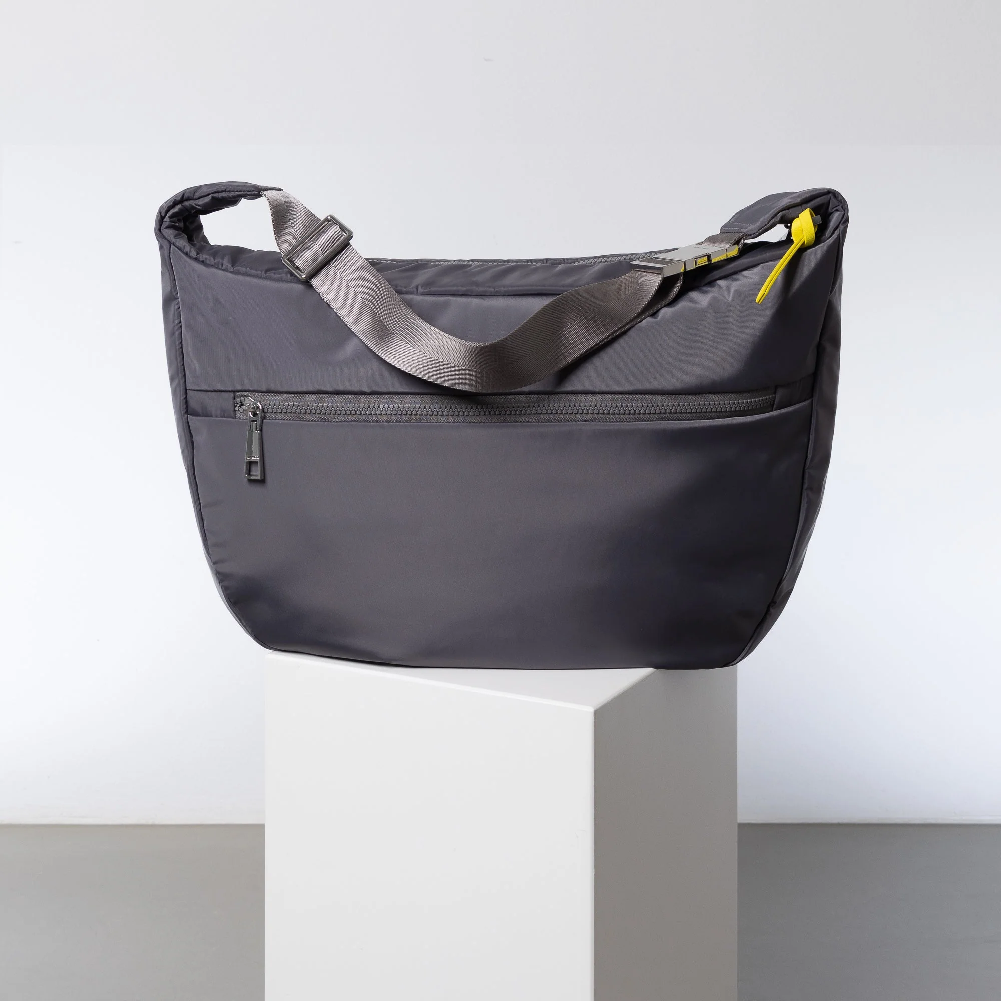 Padded Hip Bag oversized - taupe - Image 6