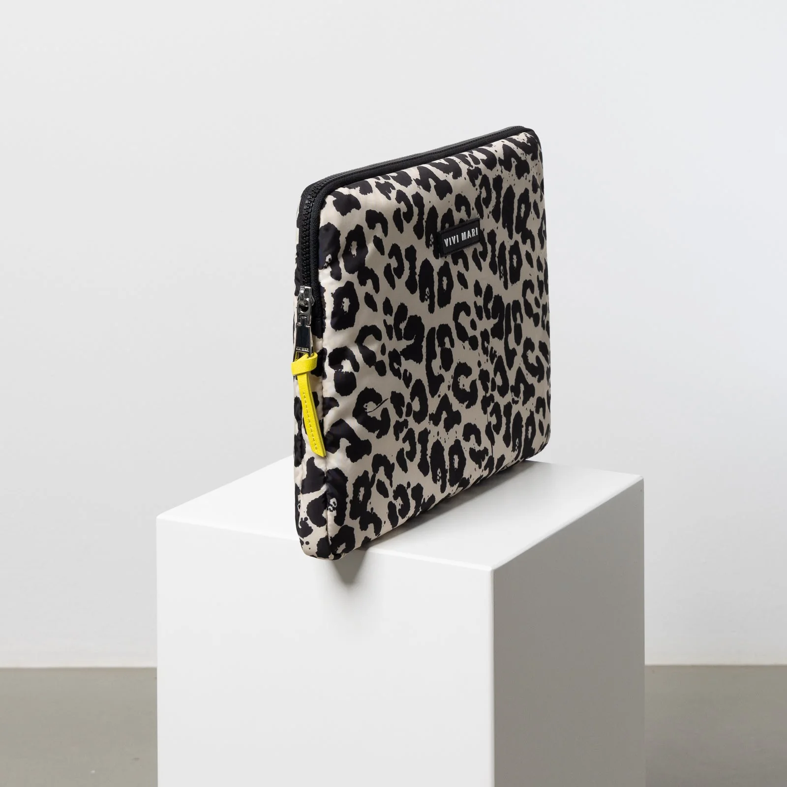 Padded Laptop Sleeve 13"/14" - leo splashes black/sand - Image 5