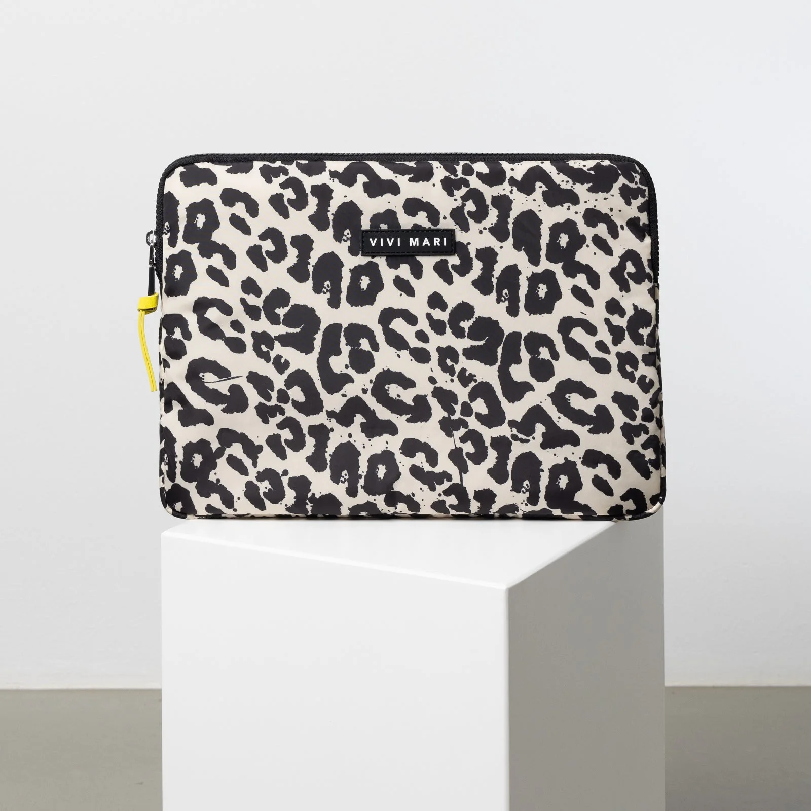 Padded Laptop Sleeve 13"/14" - leo splashes black/sand - Image 8