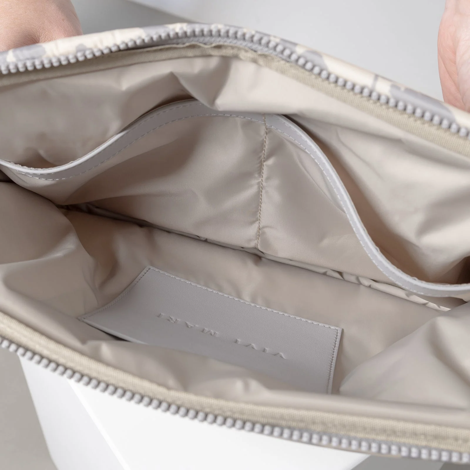 Padded Laptop Sleeve 13"/14" - leo splashes grey/sand - Image 3