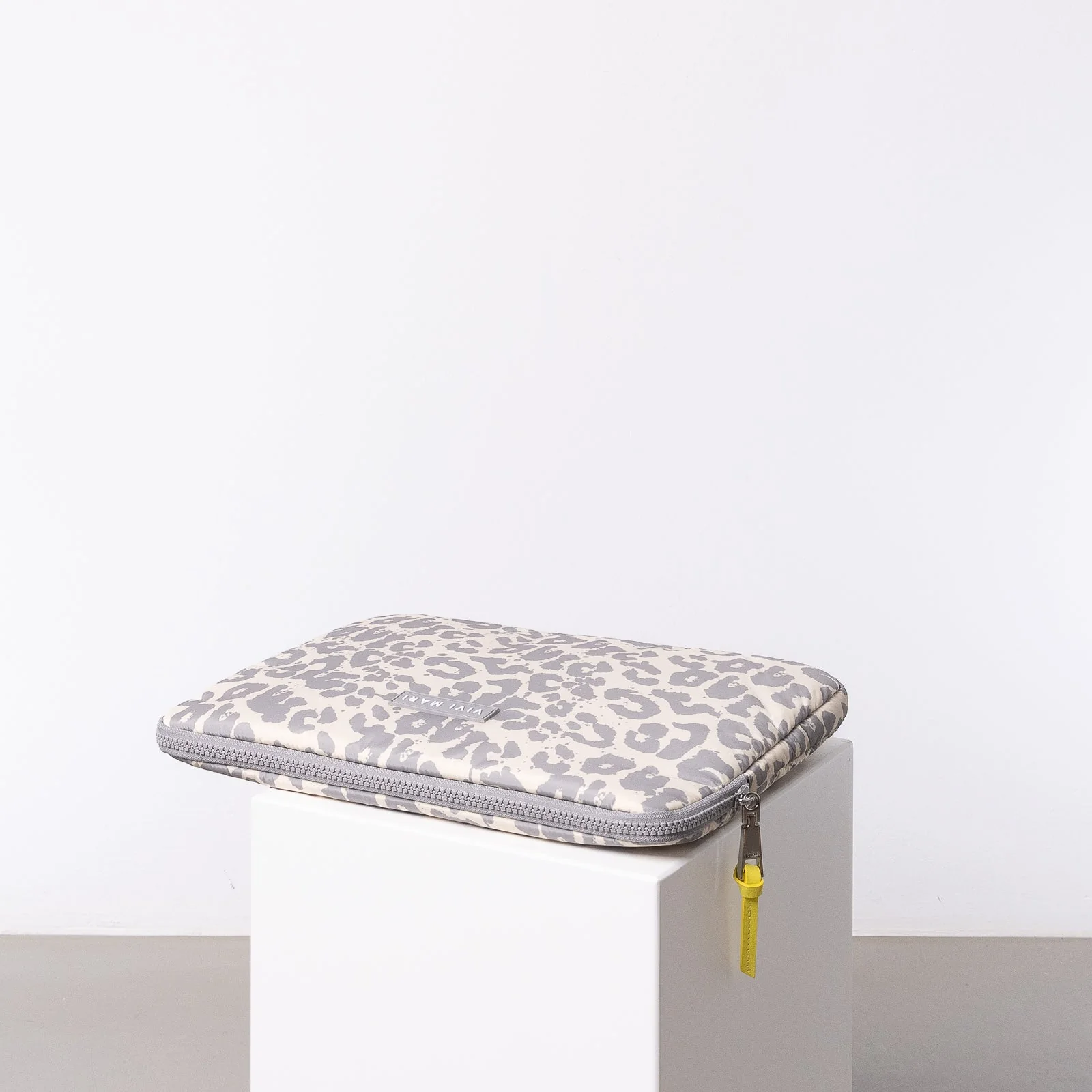 Padded Laptop Sleeve 13"/14" - leo splashes grey/sand - Image 6