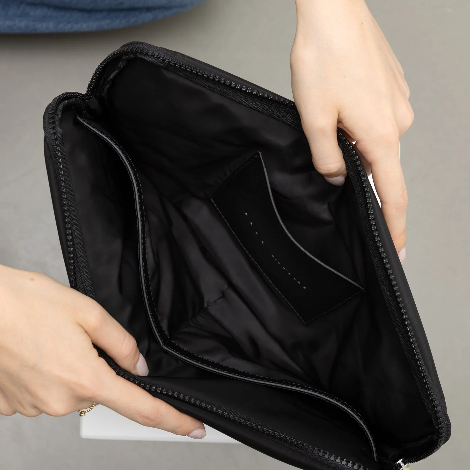 Padded Laptop Sleeve 15"/16" - black - Image 4