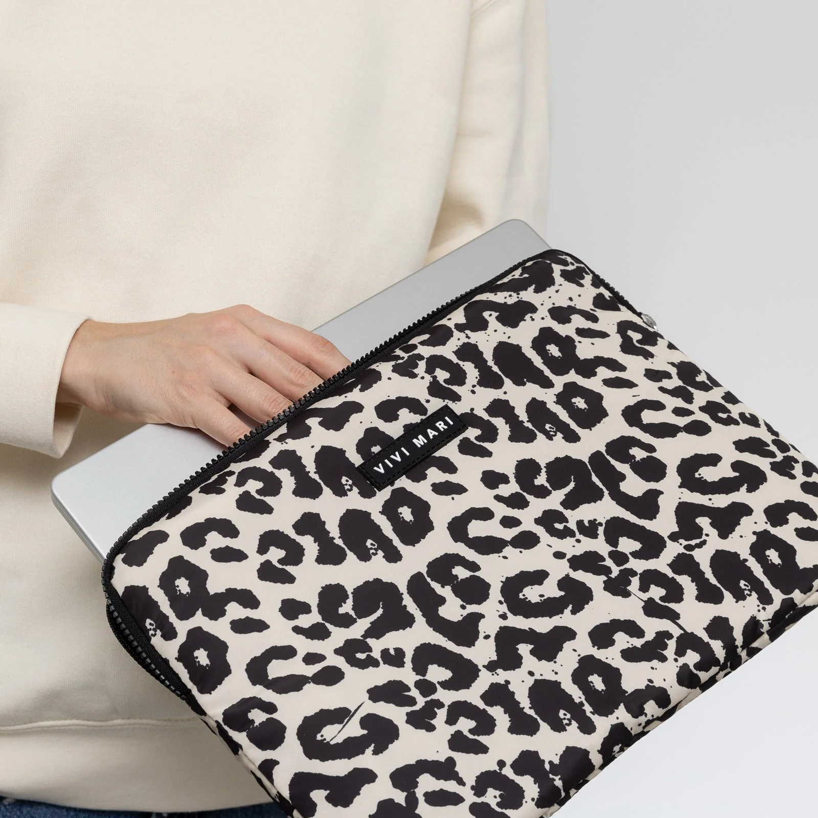 Padded Laptop Sleeve 15"/16" - leo splashes black/sand - Image 3