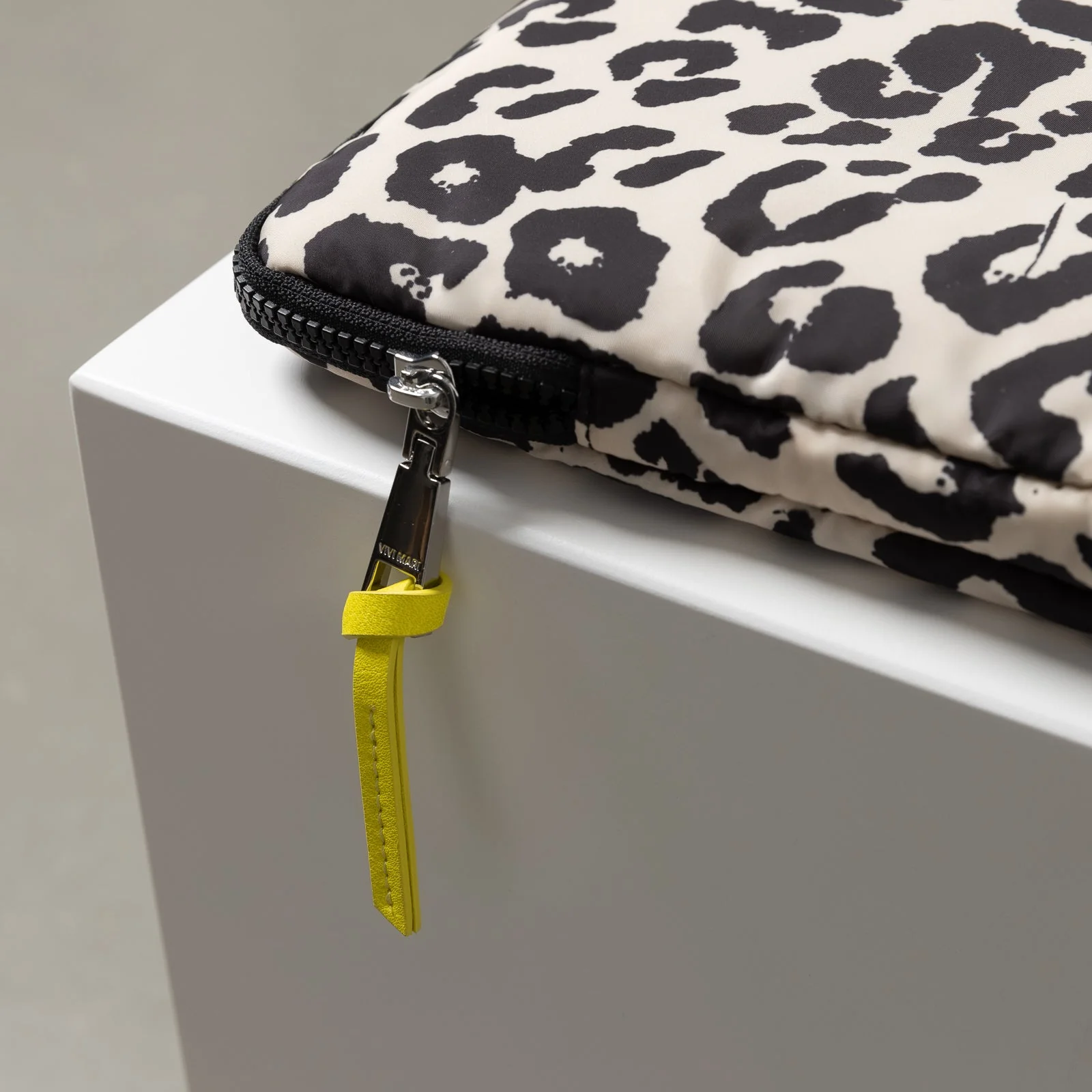 Padded Laptop Sleeve 15"/16" - leo splashes black/sand - Image 7
