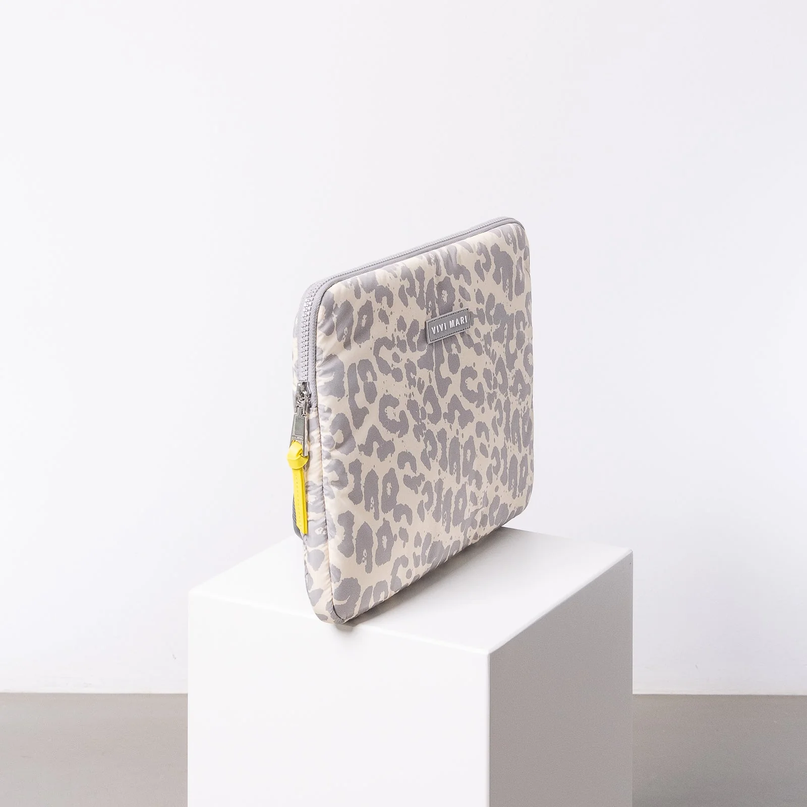 Padded Laptop Sleeve 15"/16" - leo splashes grey/sand - Image 4
