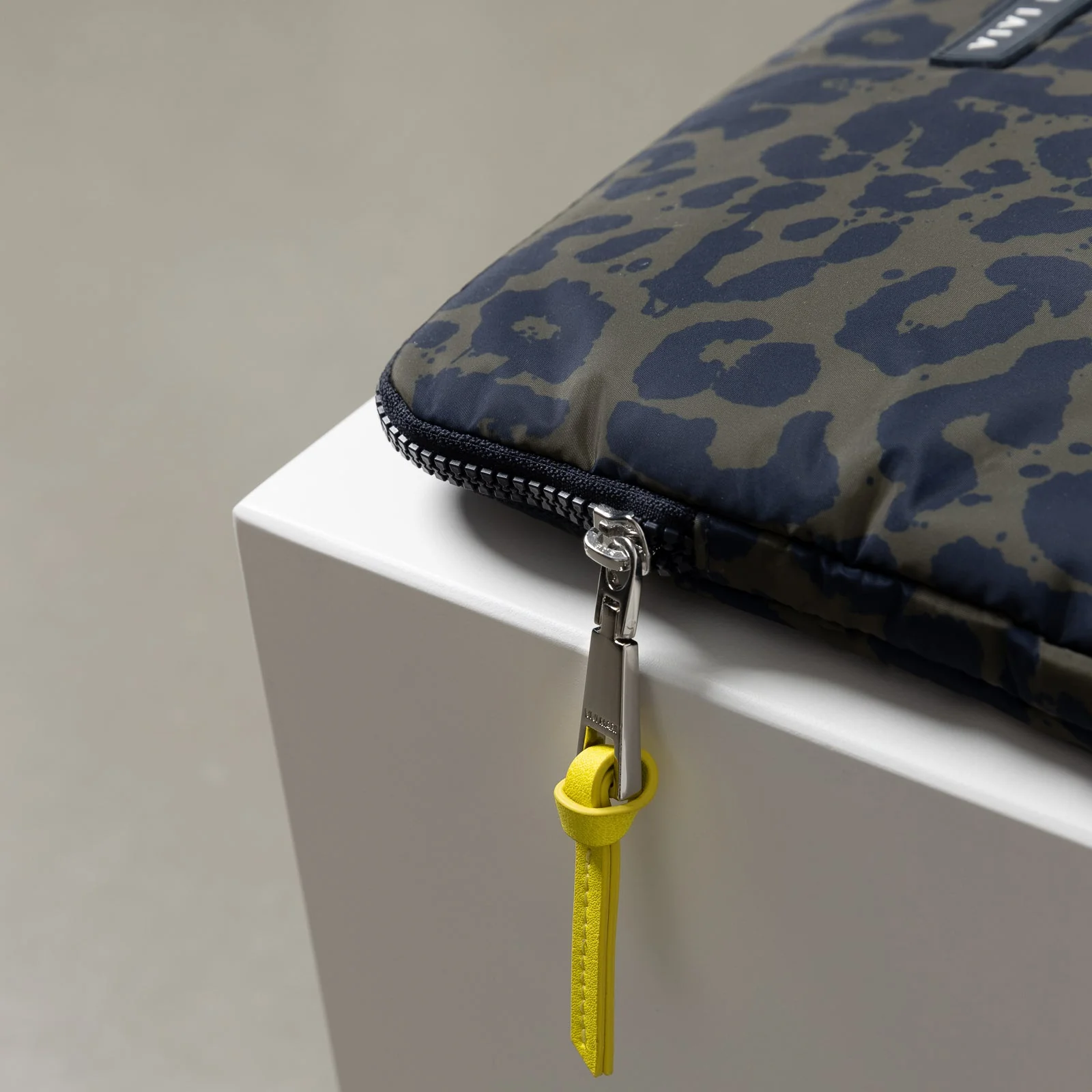 Padded Laptop Sleeve 15"/16" - leo splashes navy/olive - Image 6