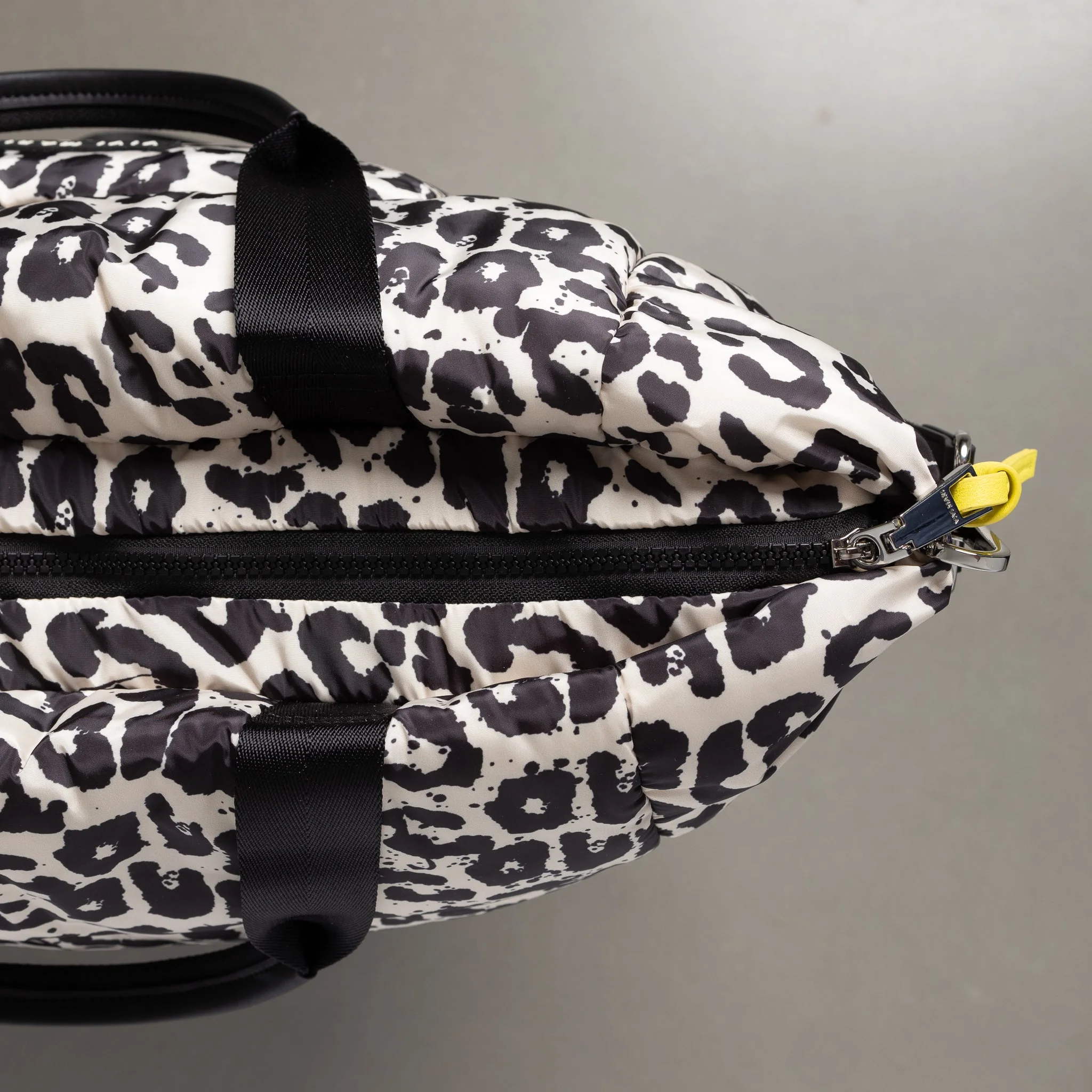 padded tote bag large + strap basic woven slim - leo splashes black/sand - Image 17