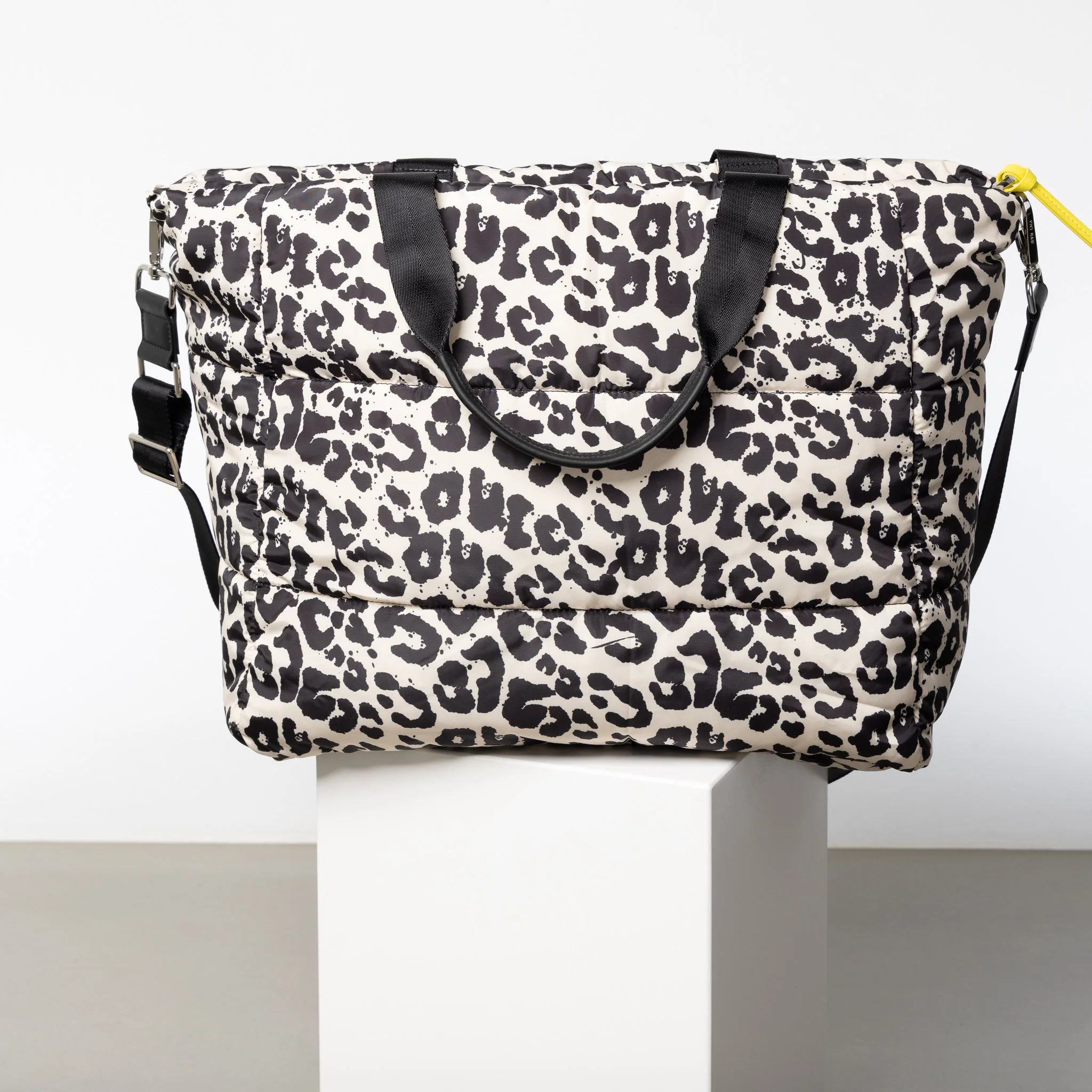 padded tote bag large + strap basic woven slim - leo splashes black/sand - Image 3