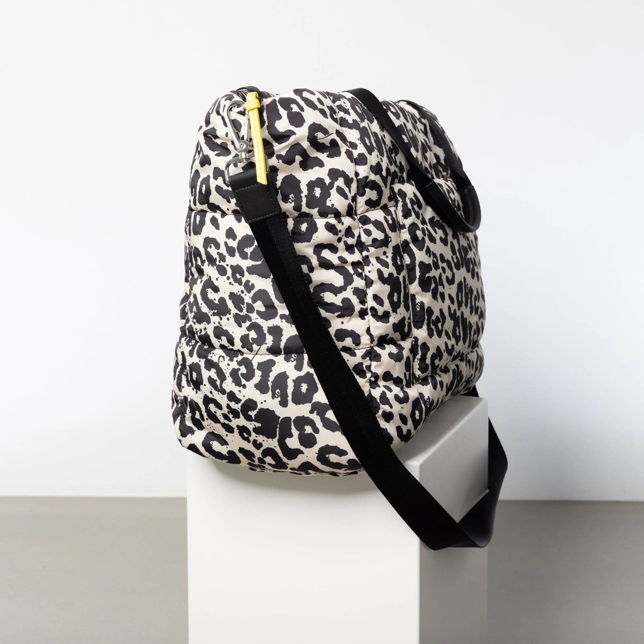 padded tote bag large + strap basic woven slim - leo splashes black/sand - Image 4