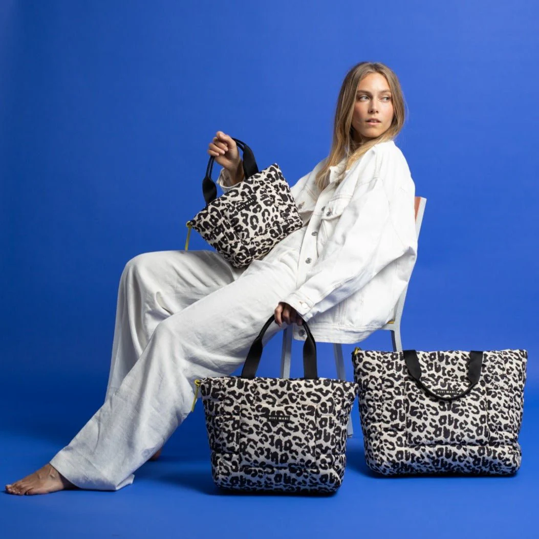 padded tote bag large + strap basic woven slim - leo splashes black/sand - Image 7