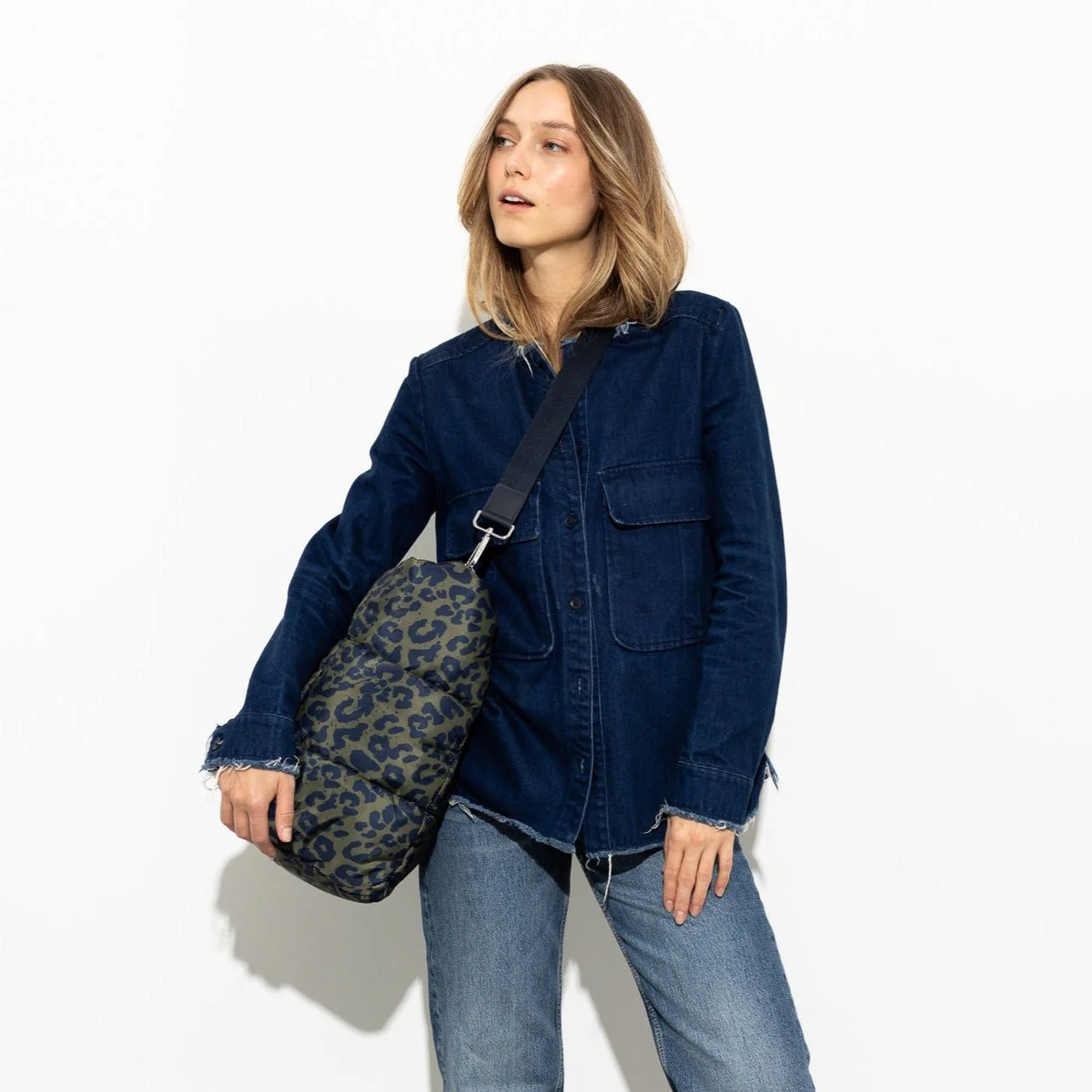 padded tote bag large + strap basic woven slim - leo splashes navy/olive - Image 14