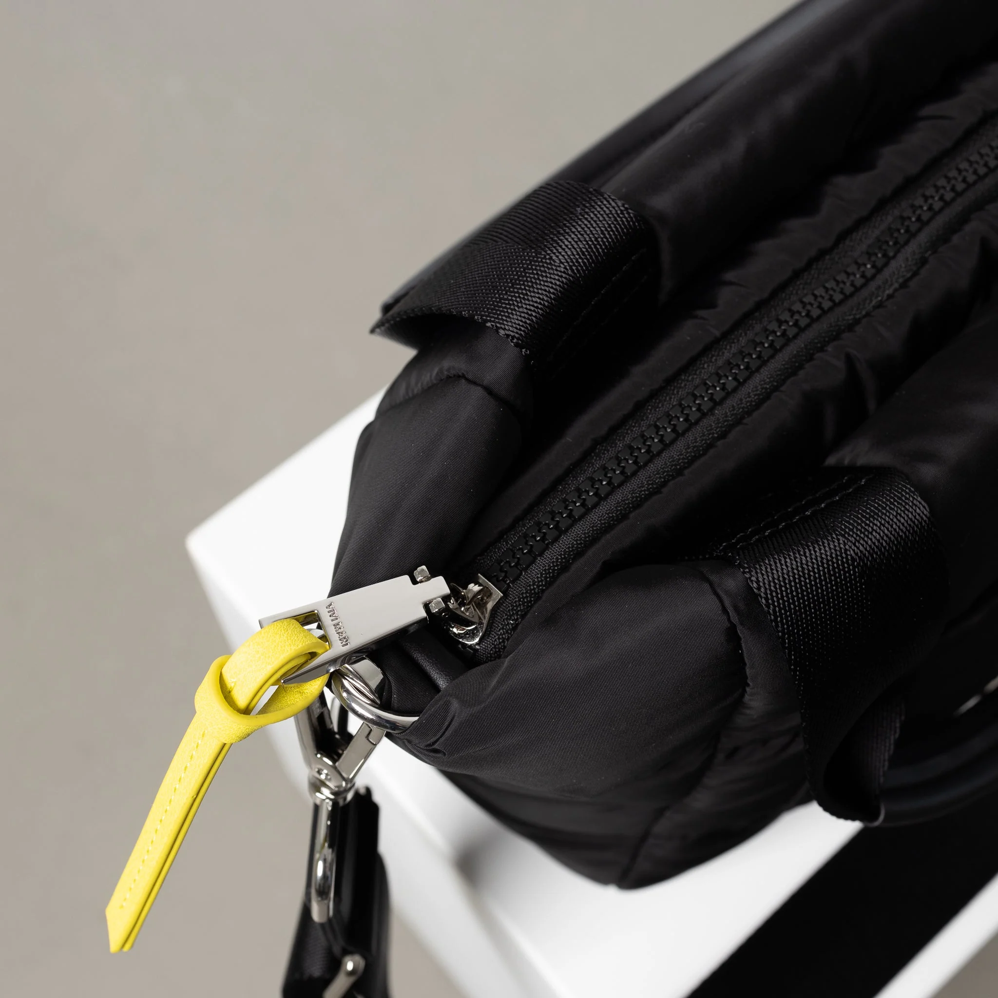 padded tote bag medium + strap basic woven slim - black - Image 13