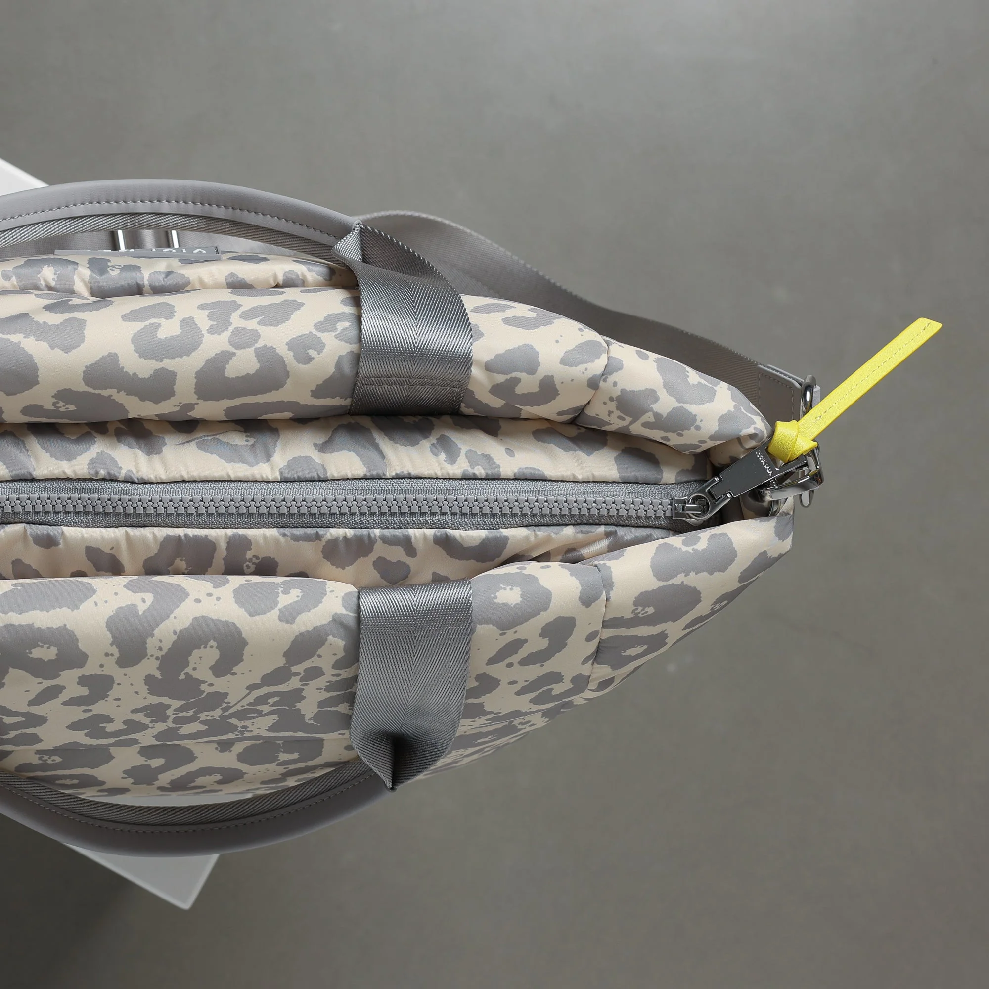 padded tote bag medium + strap basic woven slim - leo splashes grey/sand - Image 13
