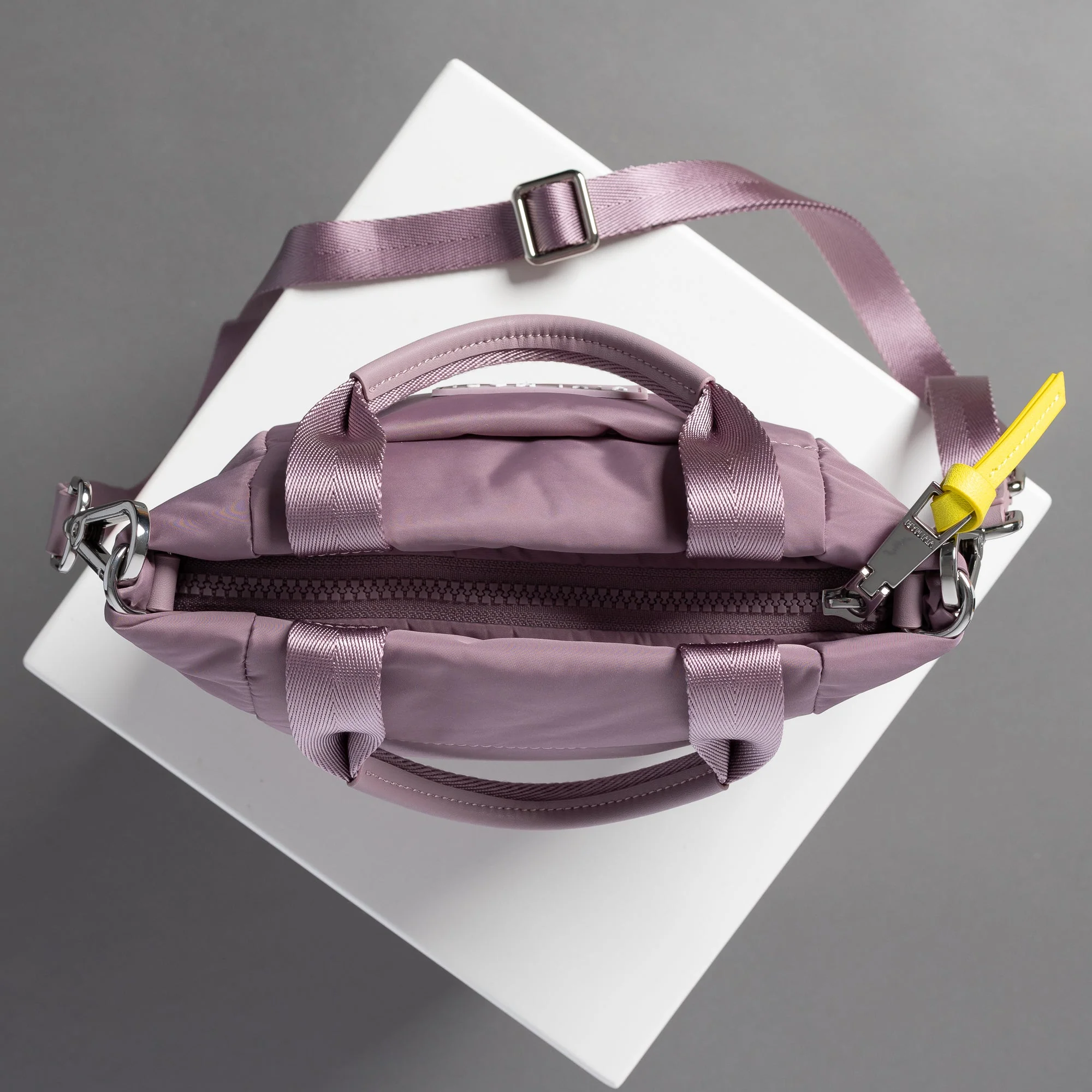 padded tote bag mini + strap basic woven slim - ash plum - Image 3