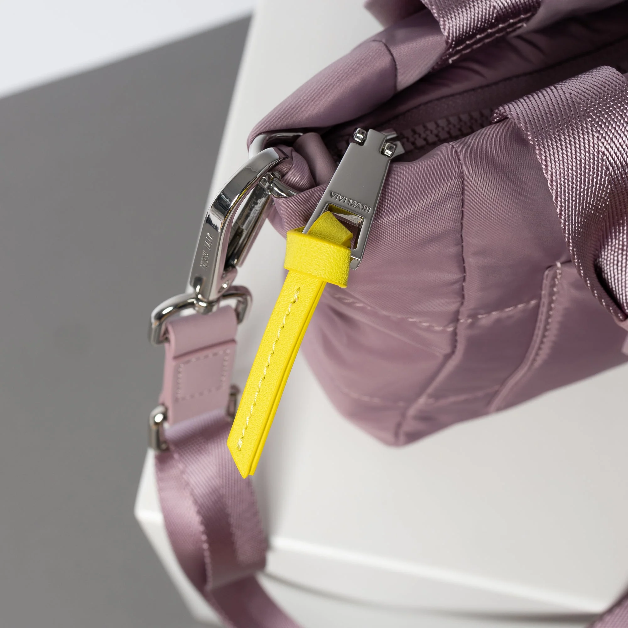 padded tote bag mini + strap basic woven slim - ash plum - Image 5