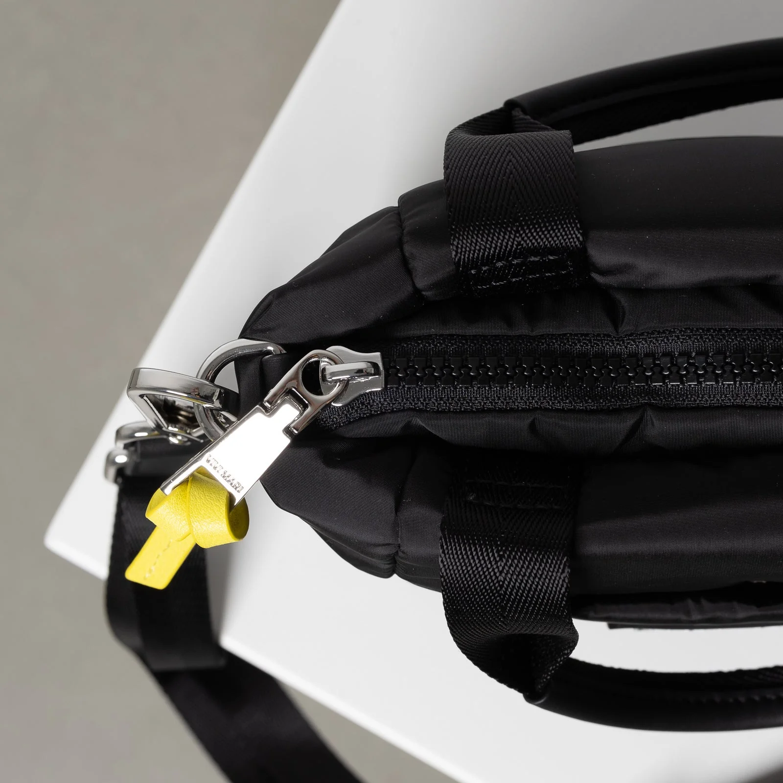 padded tote bag mini + strap basic woven slim - black - Image 6