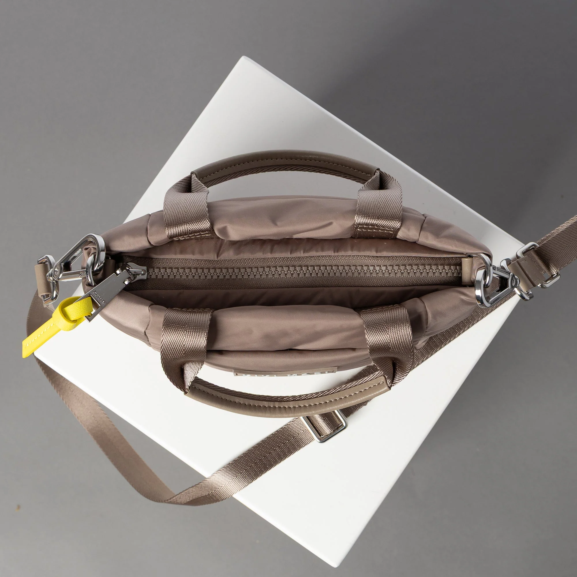 padded tote bag mini + strap basic woven slim - dark mushroom - Image 6