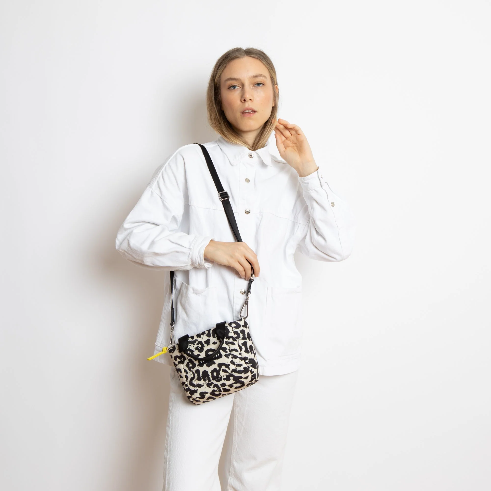 padded tote bag mini + strap basic woven slim - leo splashes black/sand - Image 10