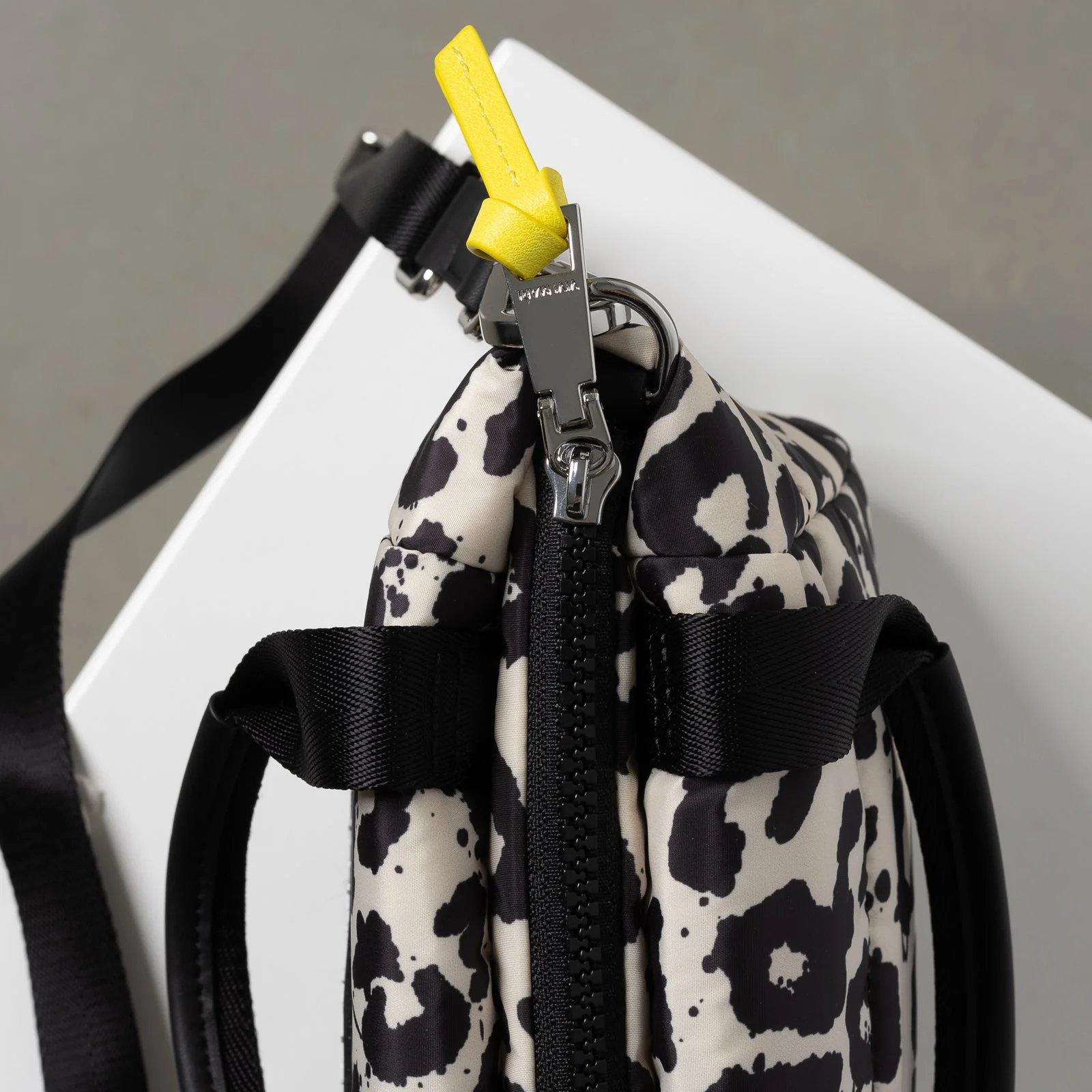 padded tote bag mini + strap basic woven slim - leo splashes black/sand - Image 11