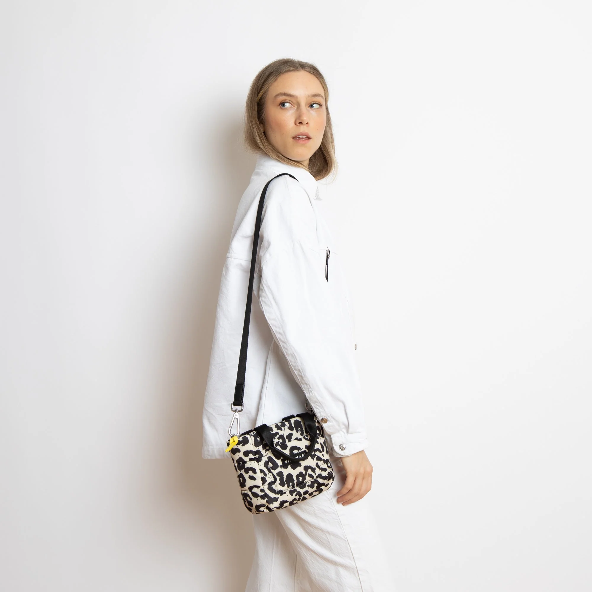 padded tote bag mini + strap basic woven slim - leo splashes black/sand - Image 12