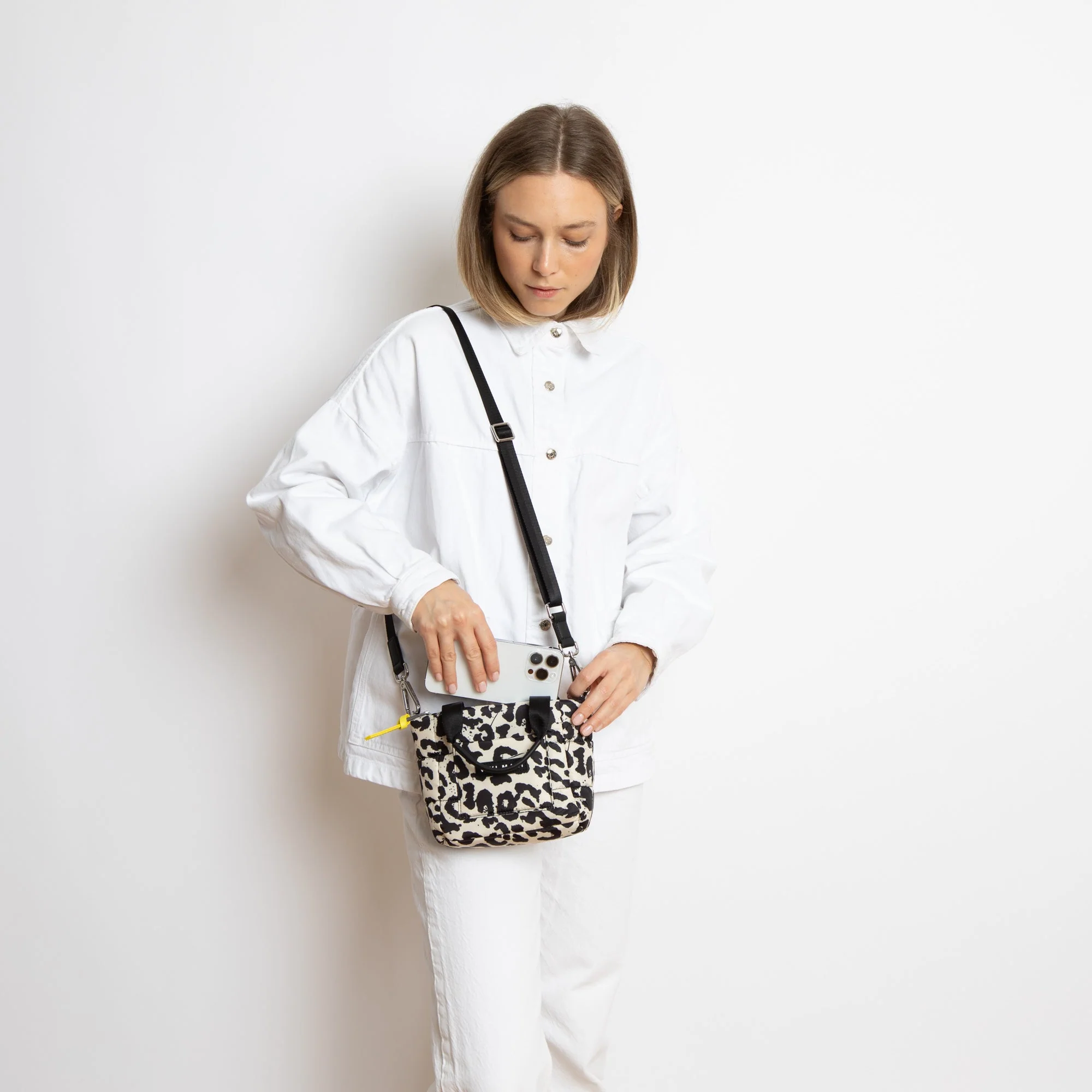 padded tote bag mini + strap basic woven slim - leo splashes black/sand - Image 13