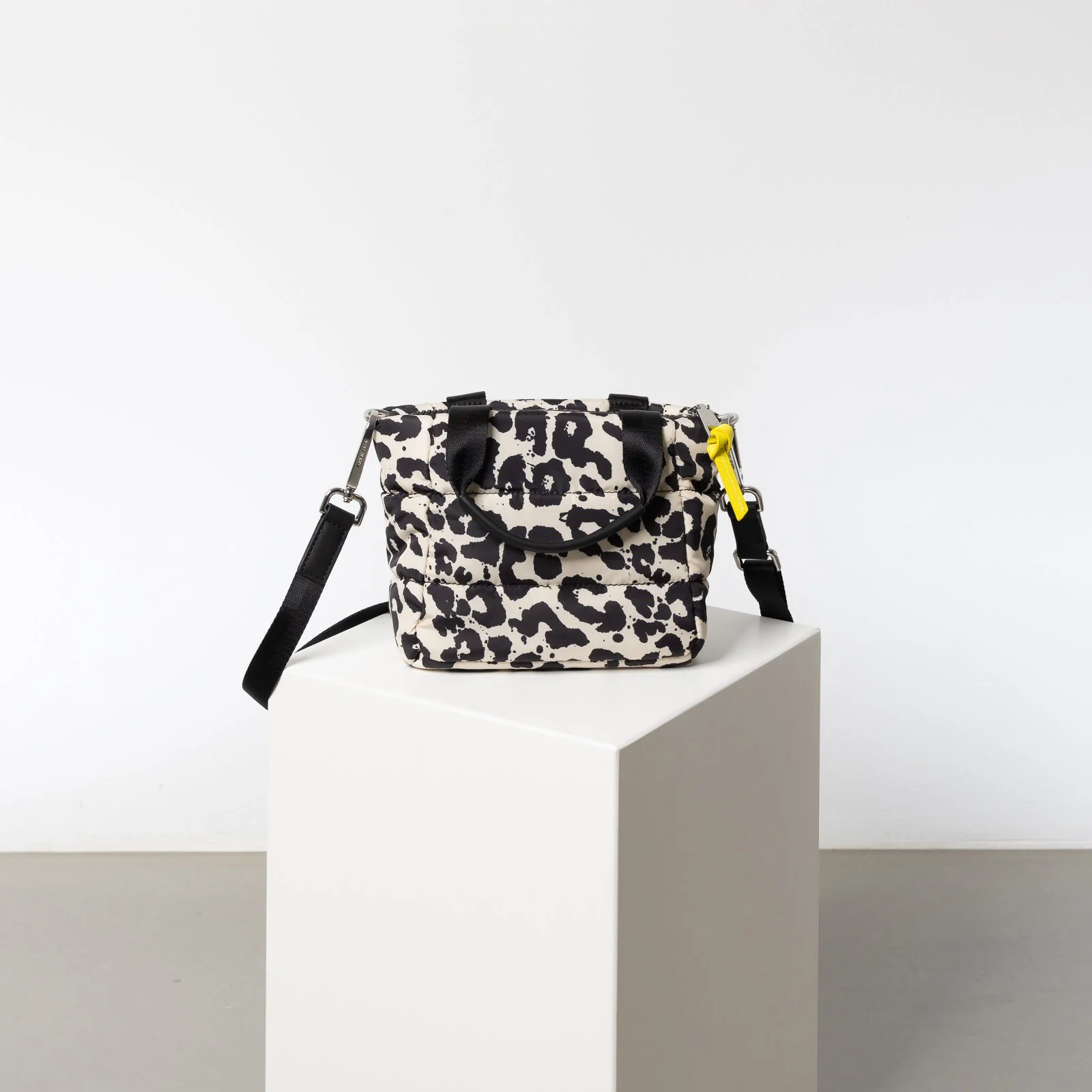 padded tote bag mini + strap basic woven slim - leo splashes black/sand - Image 14