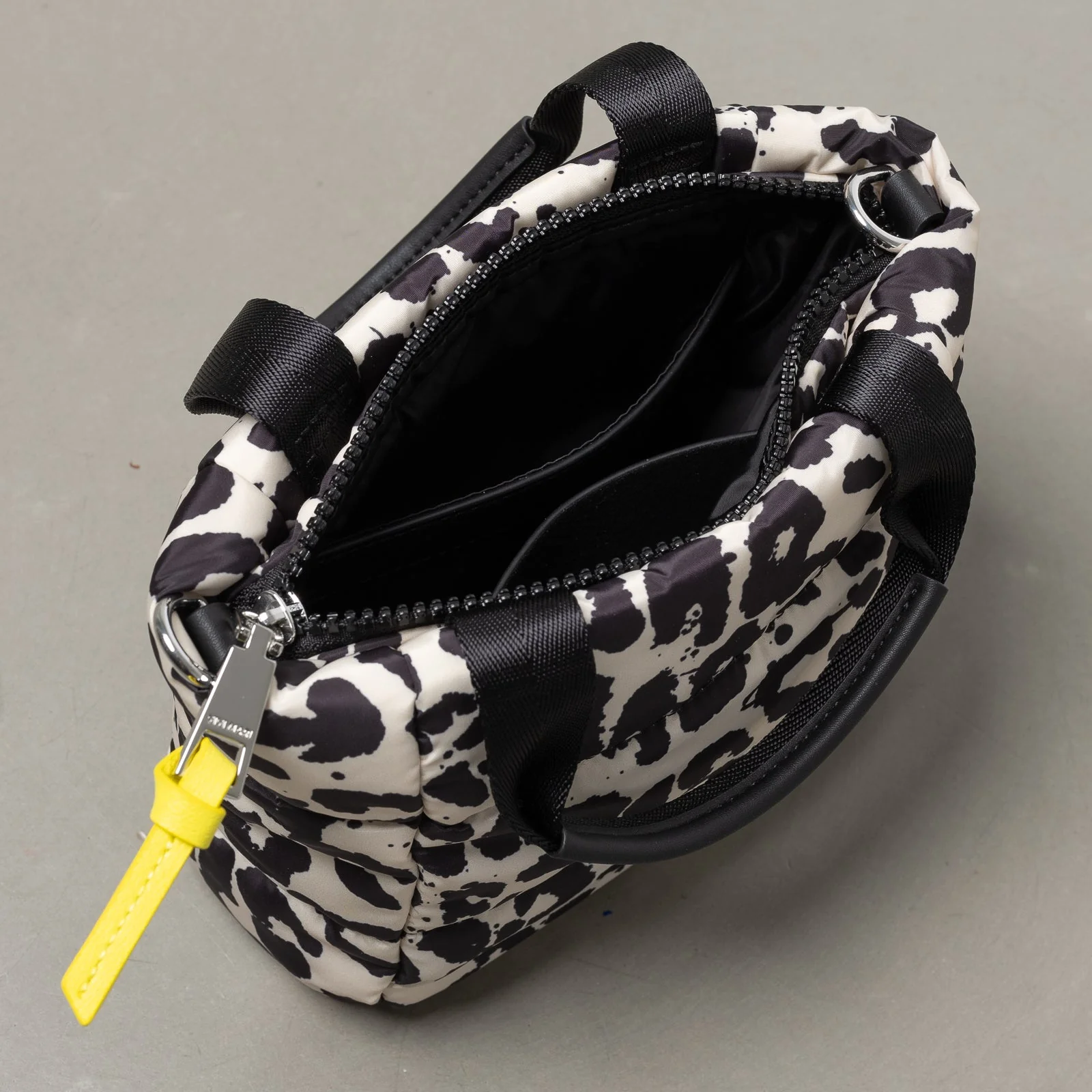 padded tote bag mini + strap basic woven slim - leo splashes black/sand - Image 17