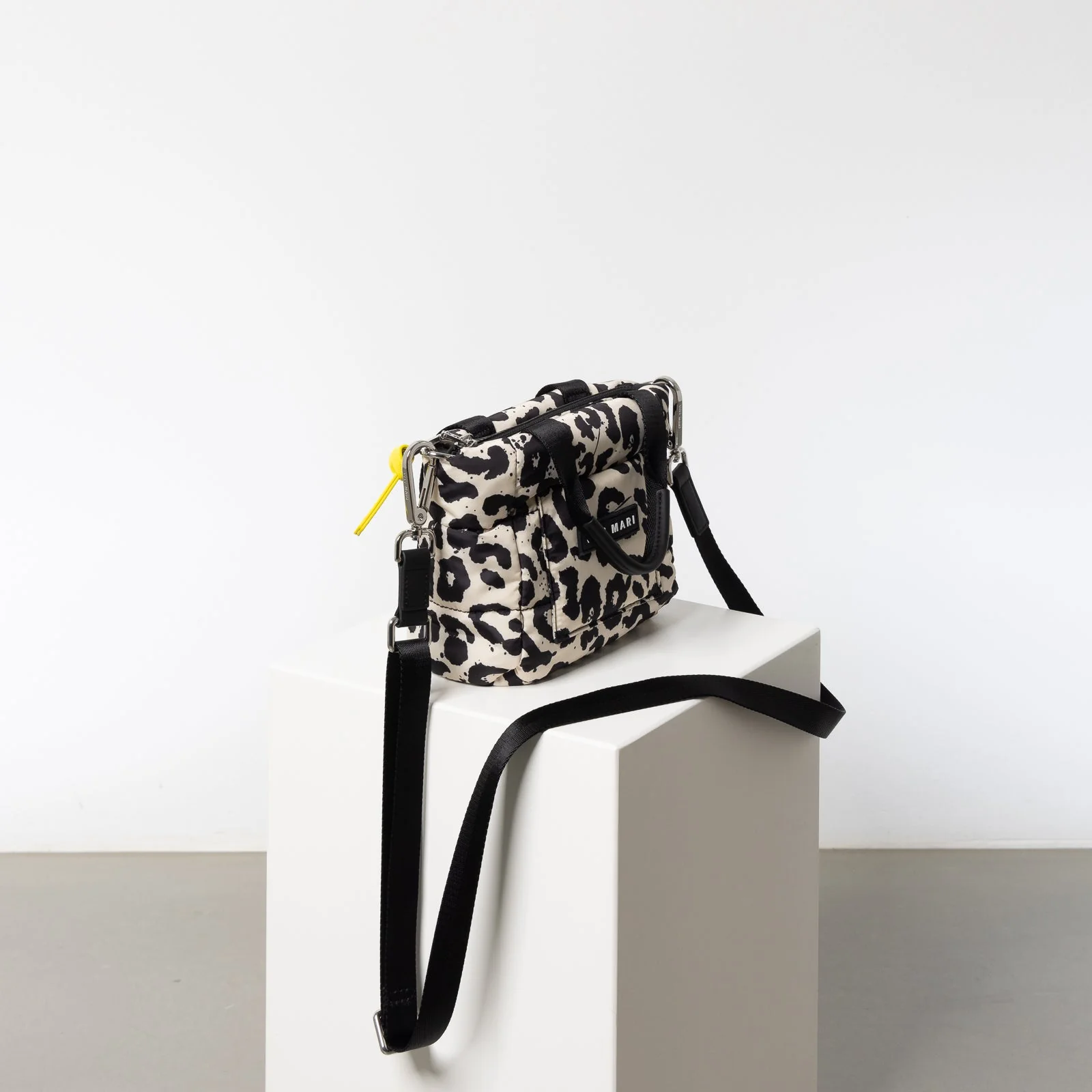 padded tote bag mini + strap basic woven slim - leo splashes black/sand - Image 19
