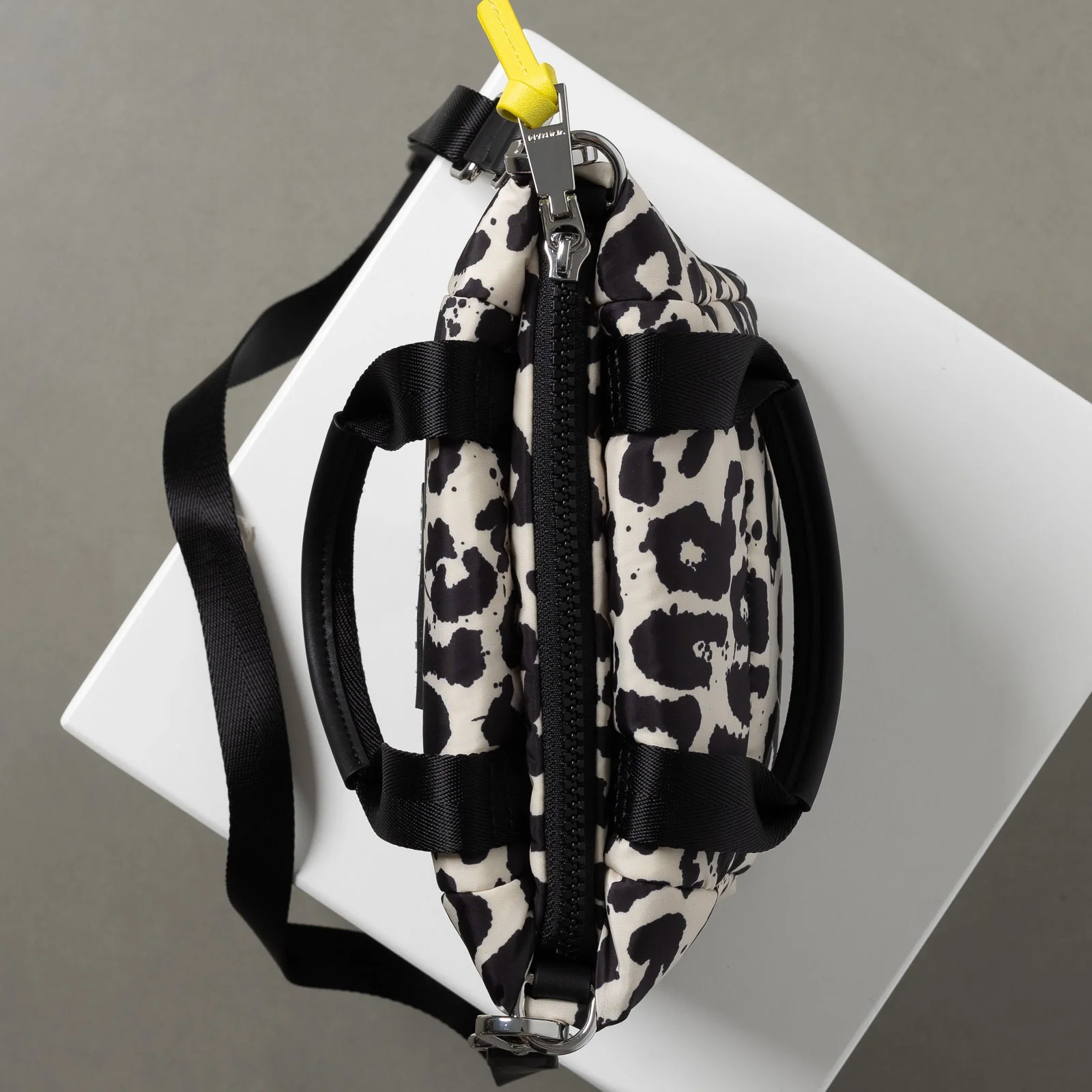 padded tote bag mini + strap basic woven slim - leo splashes black/sand - Image 3