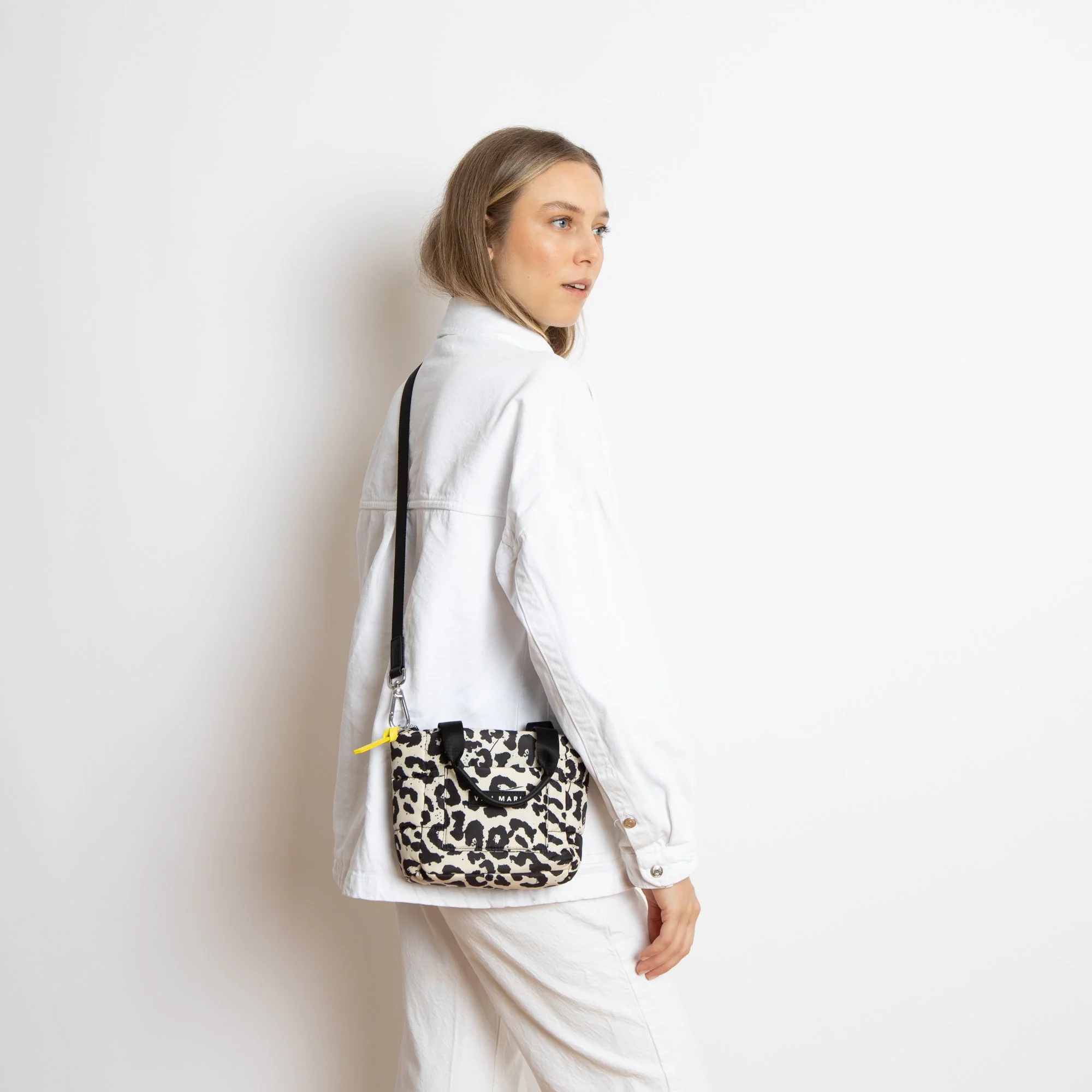 padded tote bag mini + strap basic woven slim - leo splashes black/sand - Image 4
