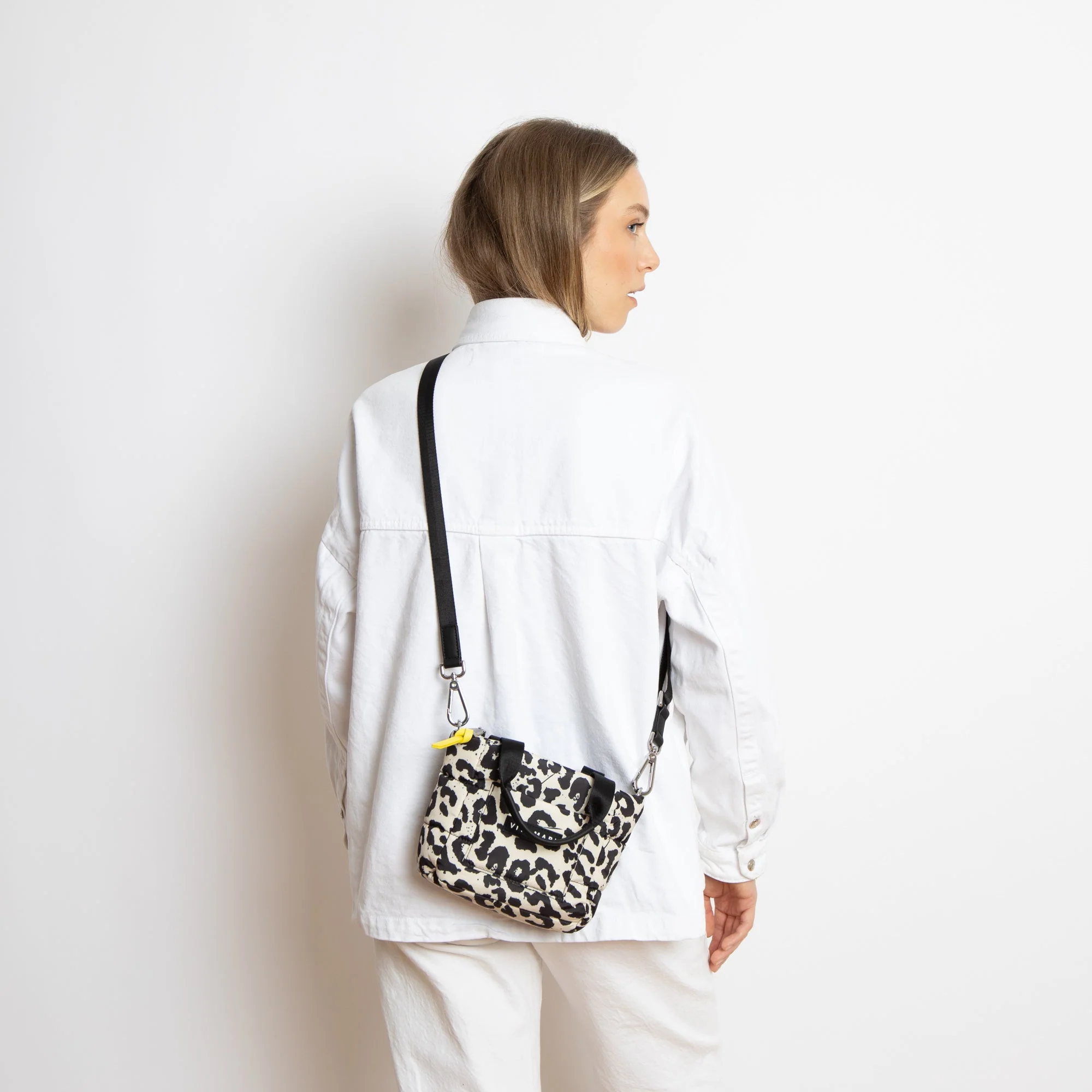 padded tote bag mini + strap basic woven slim - leo splashes black/sand - Image 6