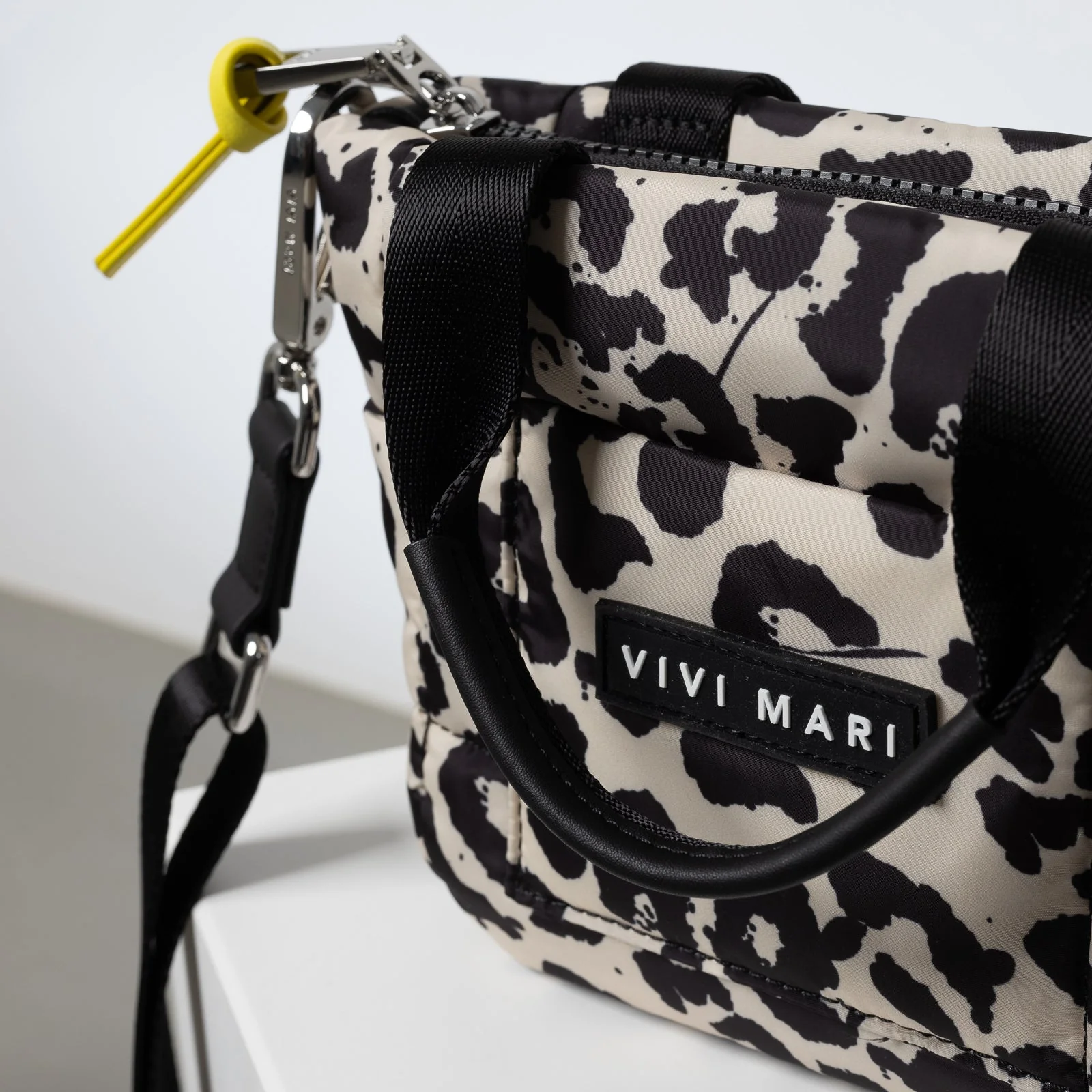 padded tote bag mini + strap basic woven slim - leo splashes black/sand - Image 7