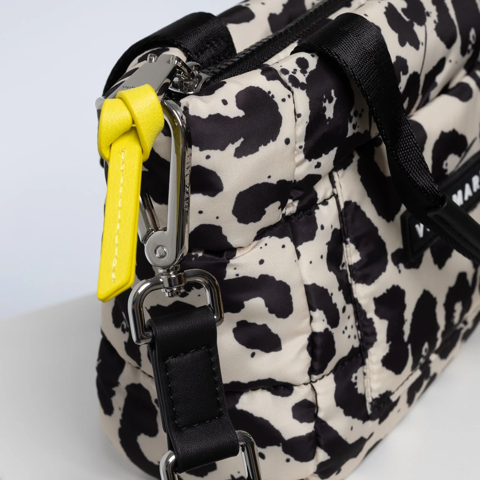 padded tote bag mini + strap basic woven slim - leo splashes black/sand - Image 9