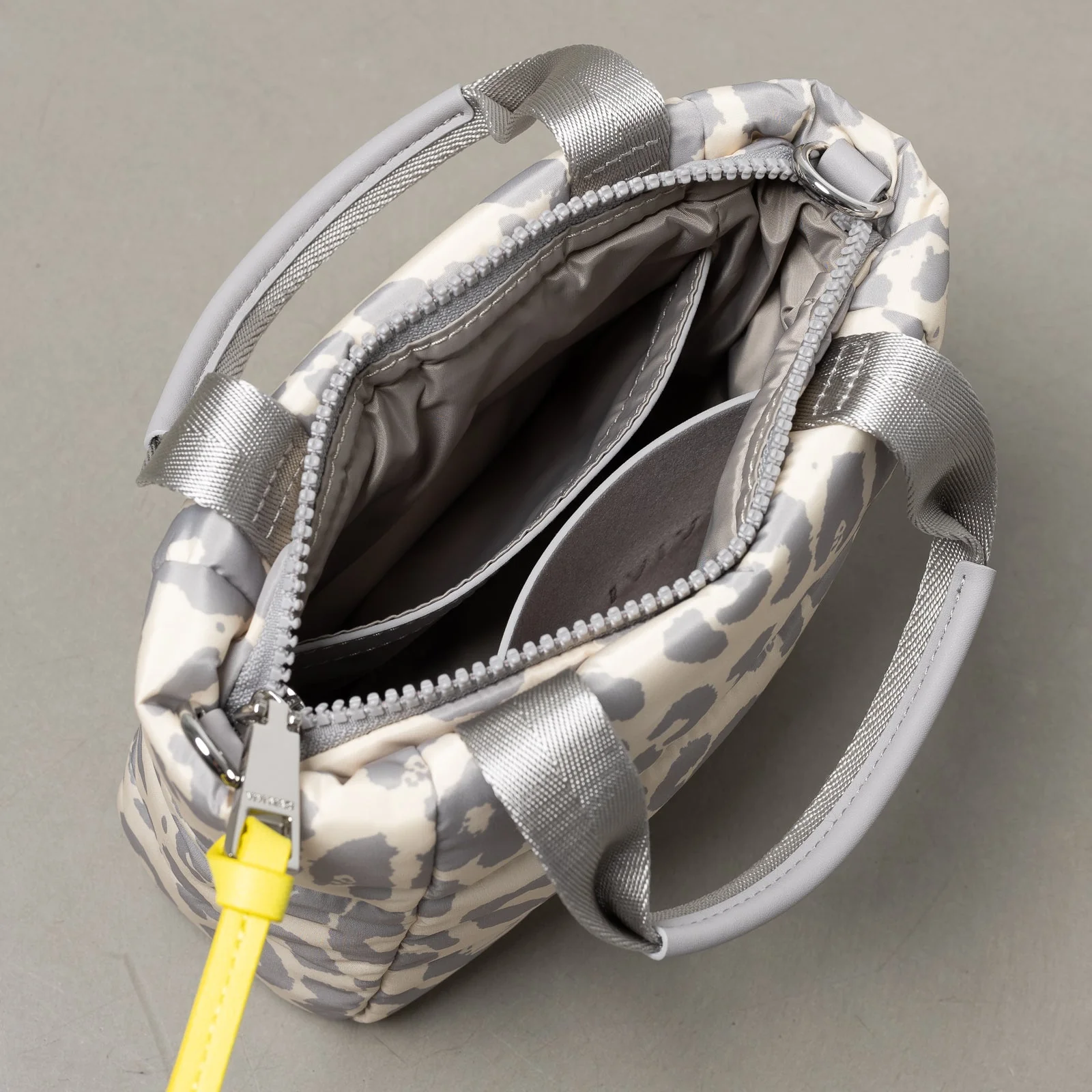 padded tote bag mini + strap basic woven slim - leo splashes grey/sand - Image 11